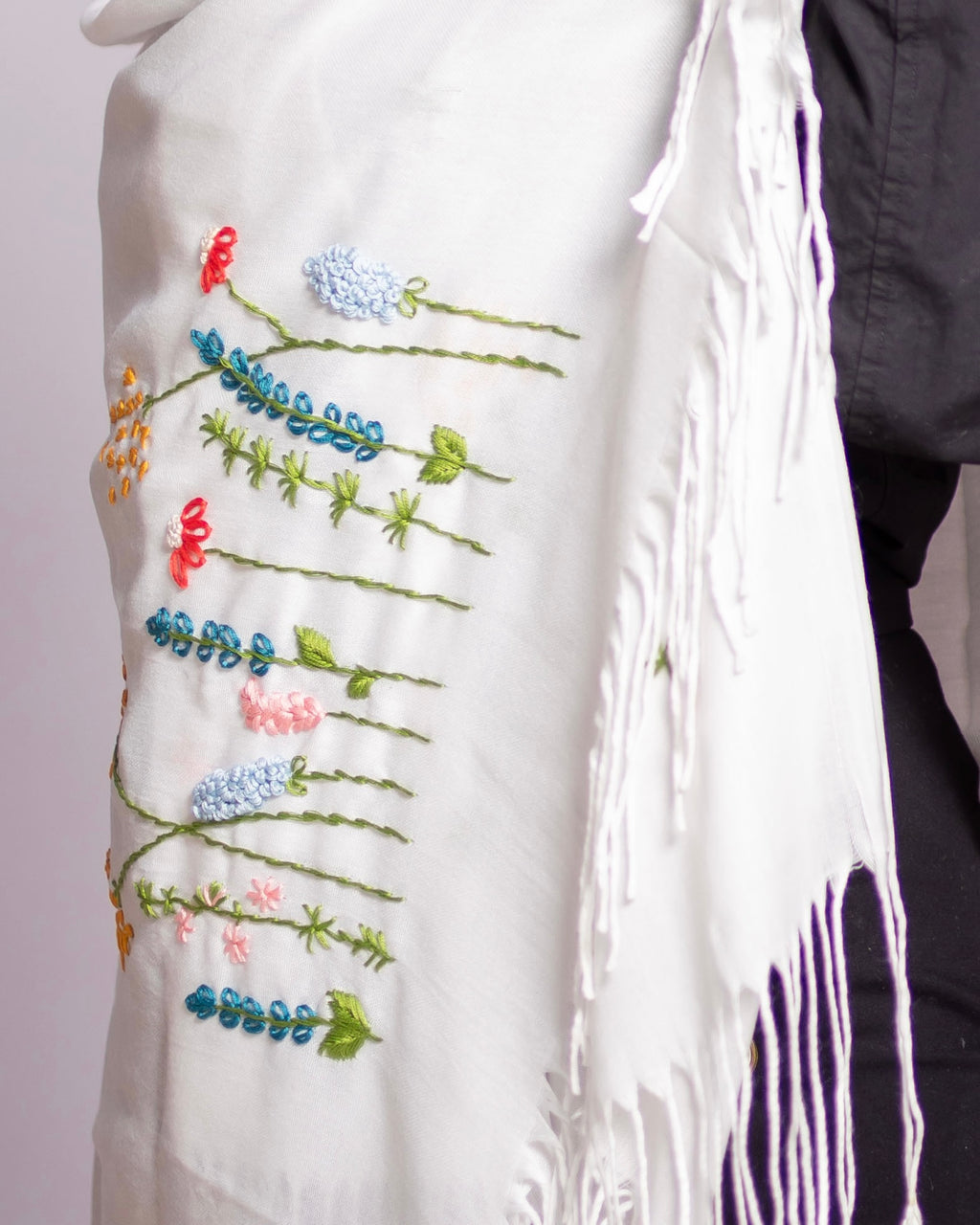 Écharpe Perla crue brodée main portée.