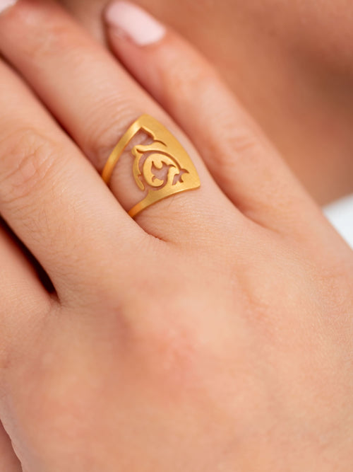 Bague Fleur Niléa portée, bijou ajustable en laiton doré à l'or fin au design raffiné.