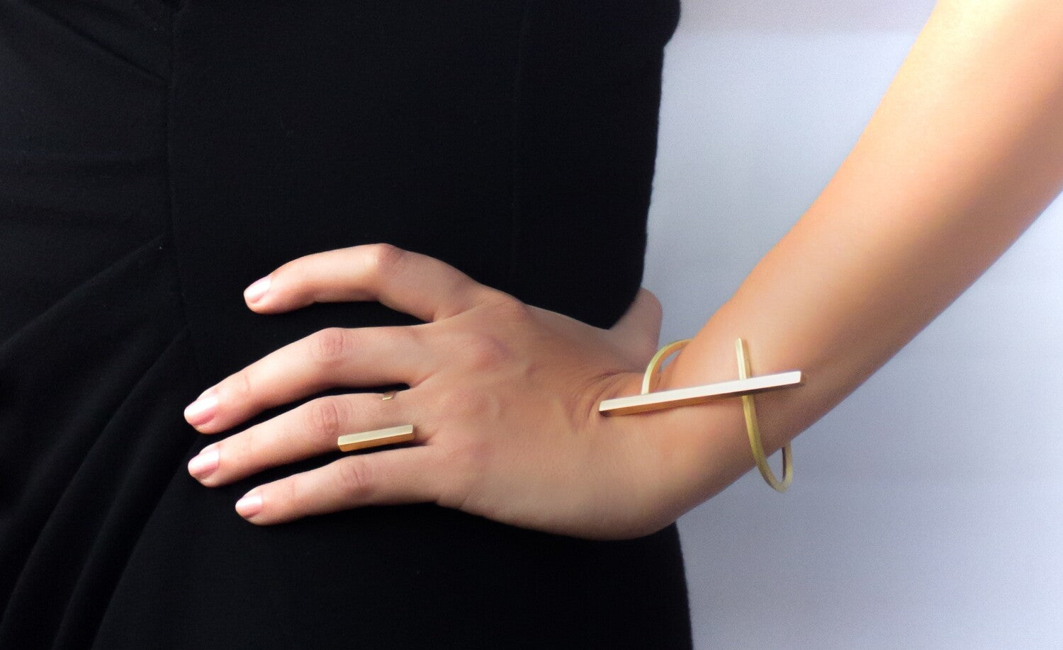 Bague et Bracelet La Ligne portés à la main – design épuré en laiton.