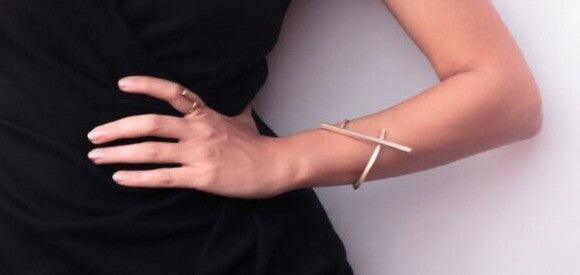 Bracelet La Ligne finition laiton brut – détail du motif linéaire.
