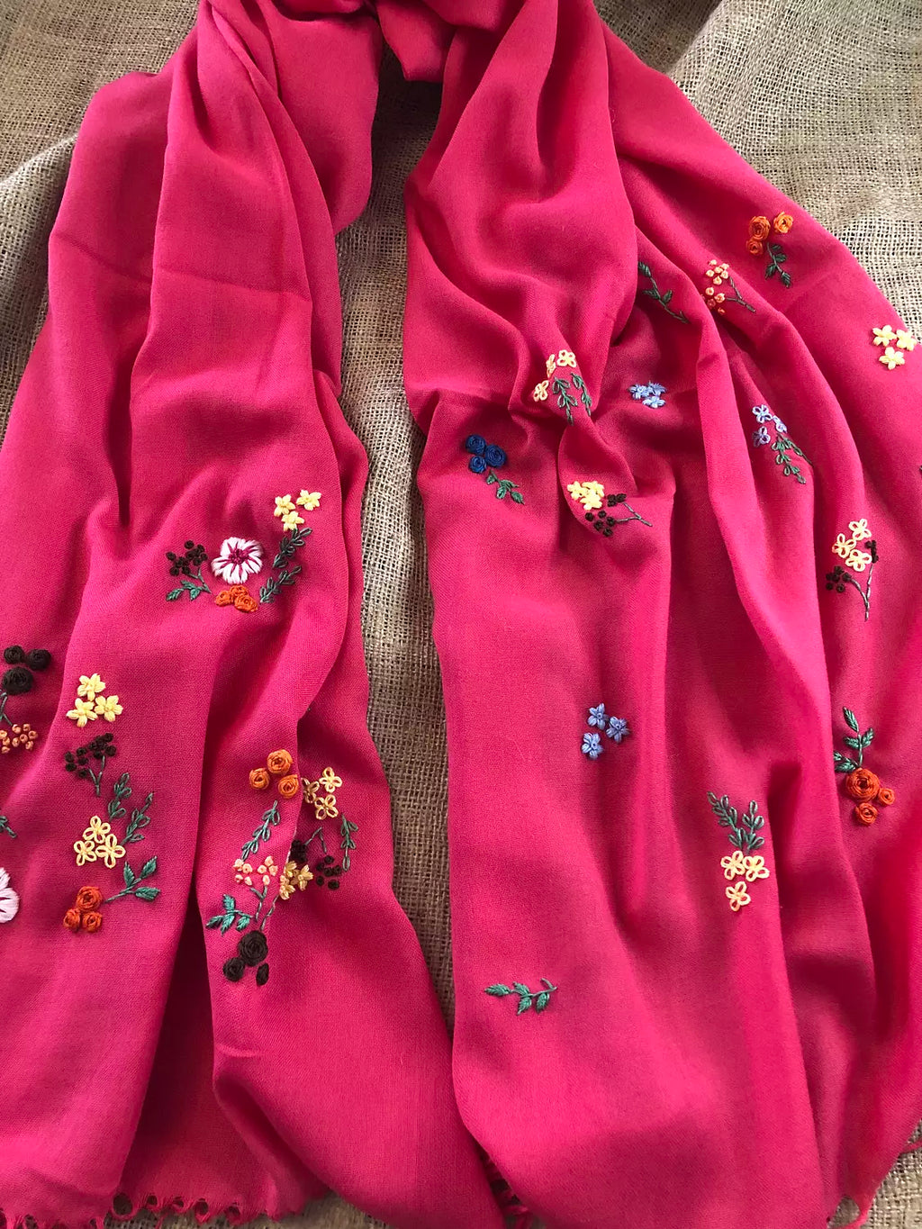 Écharpe Zahra fuchsia brodée à la main, détails de motifs floraux sur tissu fluide