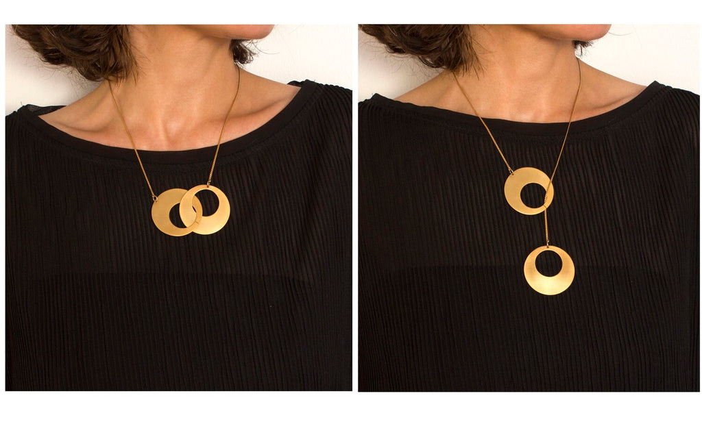Collier Duo Cercles grand modèle porté  en 2 versions: ras-du-cou – deux cercles liés pour un style graphique et affirmé, ou en pendentif long – un anneau descendant pour une allure élégante.