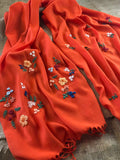 Écharpe Nour orange brodée à la main, détails de fleurs colorées sur tissu fluide