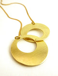 Collier Duo Cercles grand modèle en laiton doré – deux anneaux entrelacés, bijou artisanal Maison Niléa.