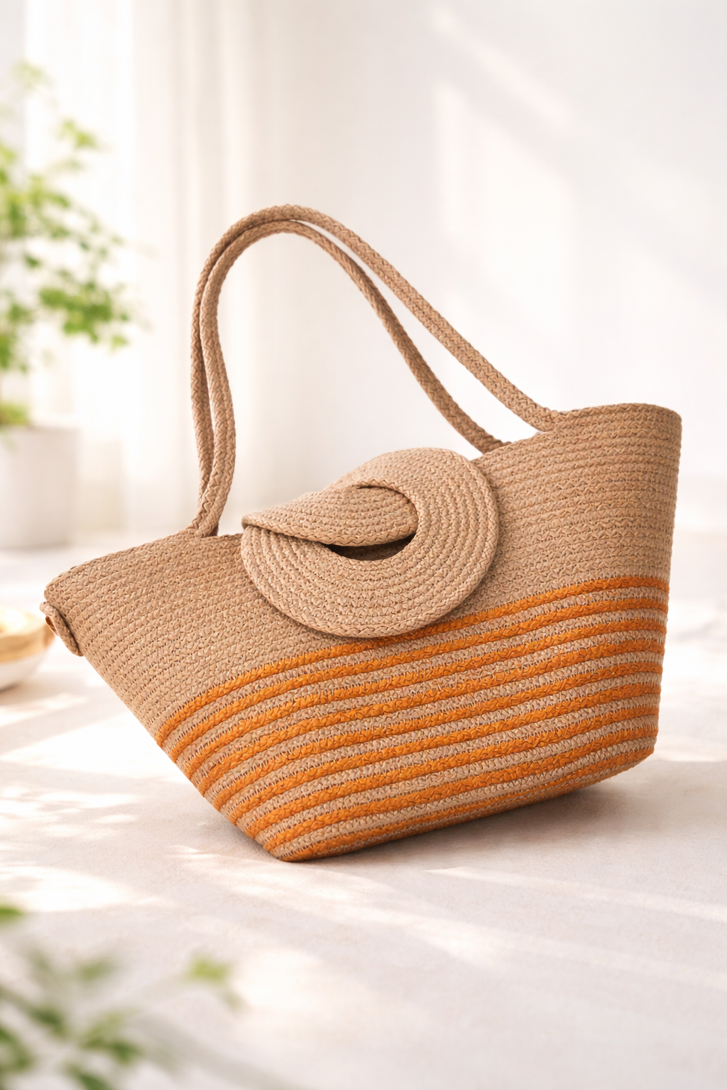 Détail du sac Louxor Niléa avec bouton magnétique et rayures orange en corde de coton.