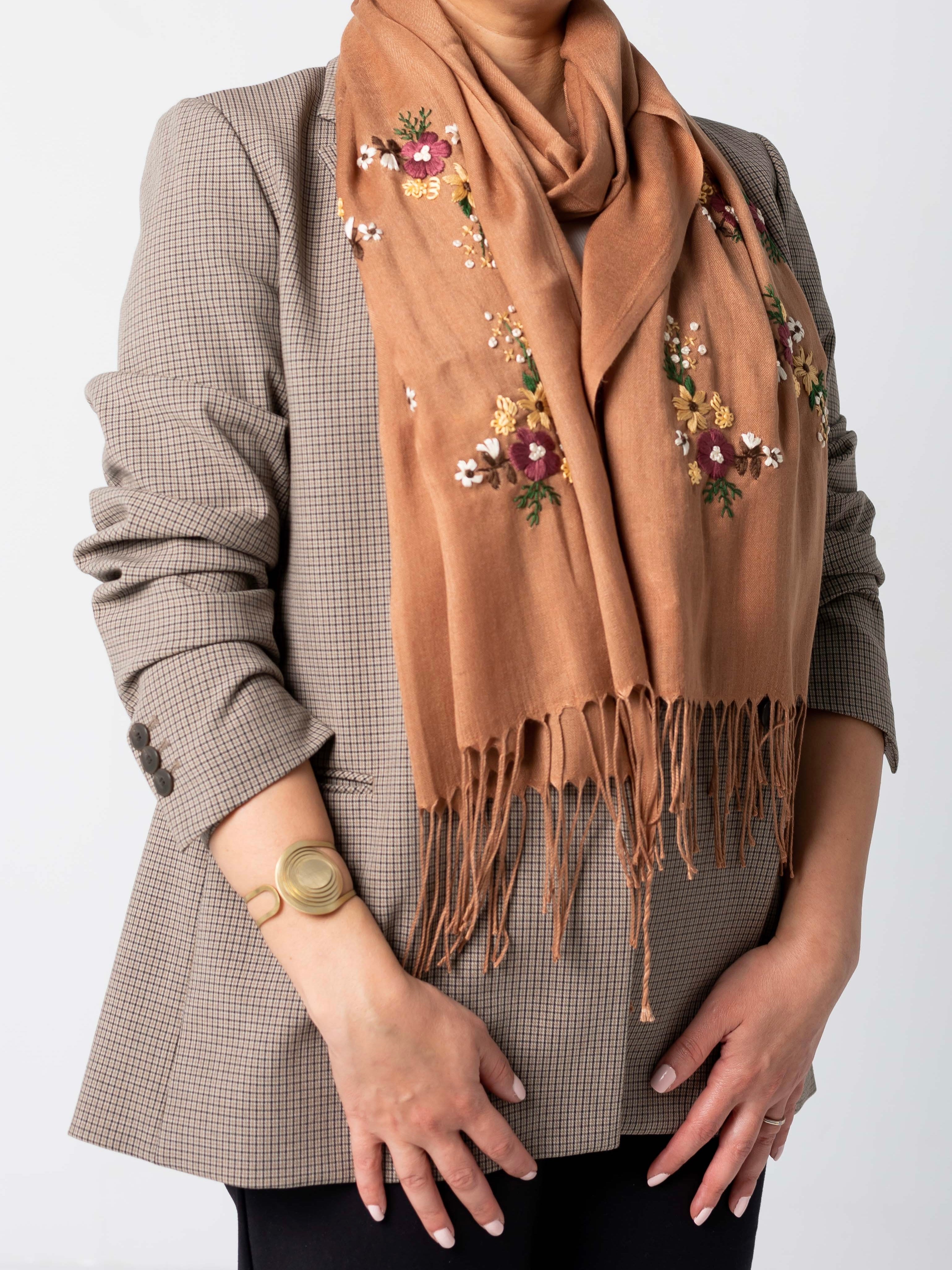 Écharpe Salama brodée sur les 2 côtés portée