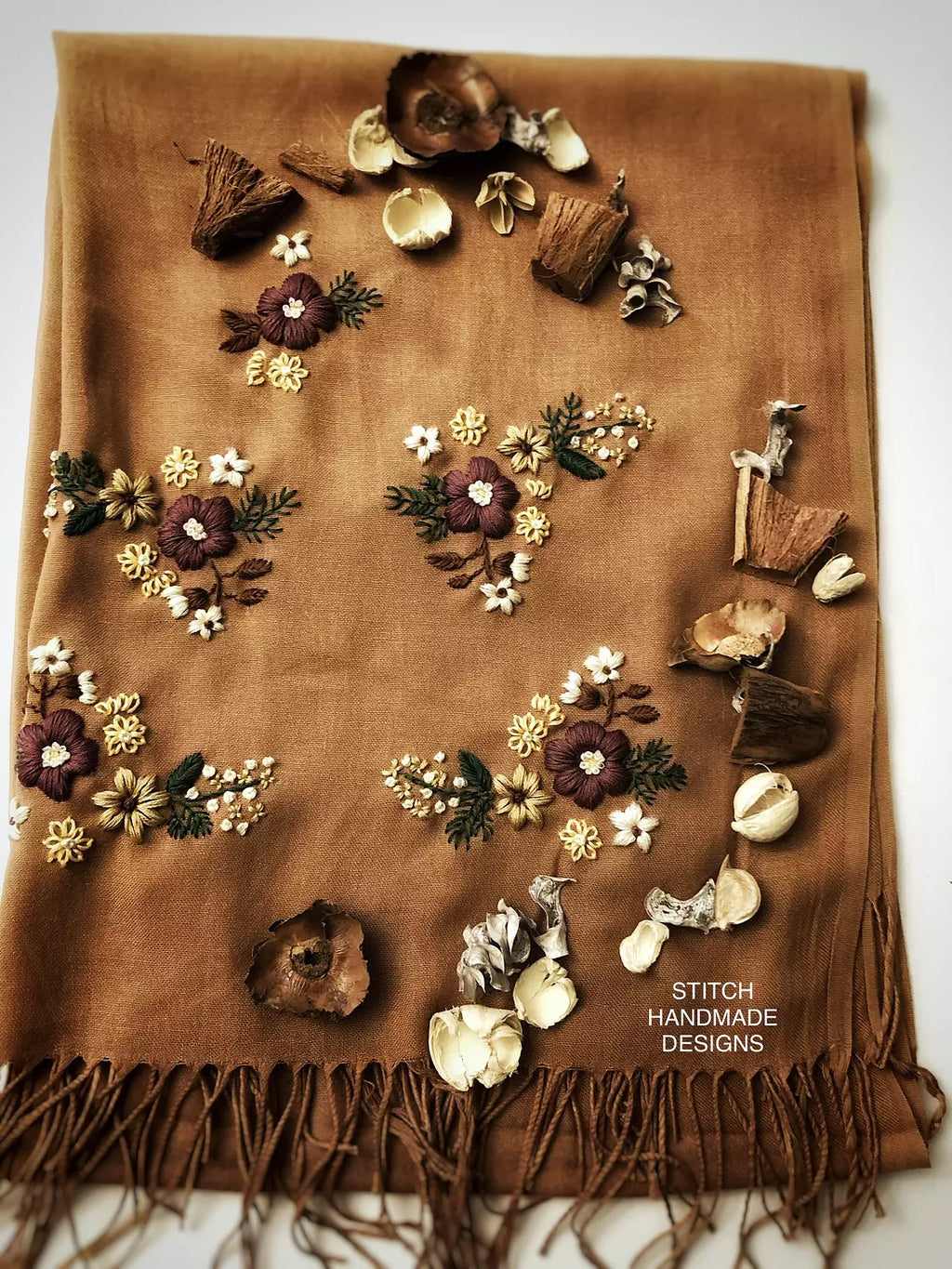 Ècharpe Salama Camel brodée main.