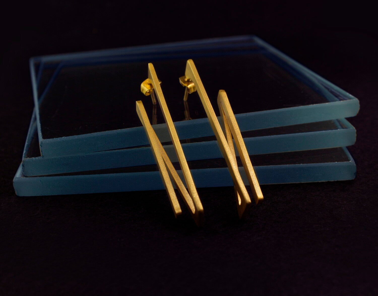 Boucles d’oreilles Double Ligne Rotation 2D en laiton doré à l'or din – bijou graphique fait main, Niléa.