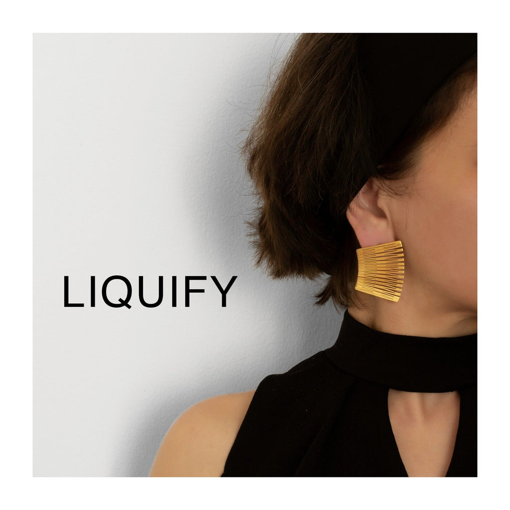 Boucles d’oreilles carrées Liquify portées – bijou graphique en laiton Niléa.