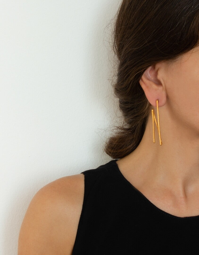 Boucles d’oreilles Double Ligne Rotation 2D portées – bijou en laiton doré à l'or fin artisanal Niléa.