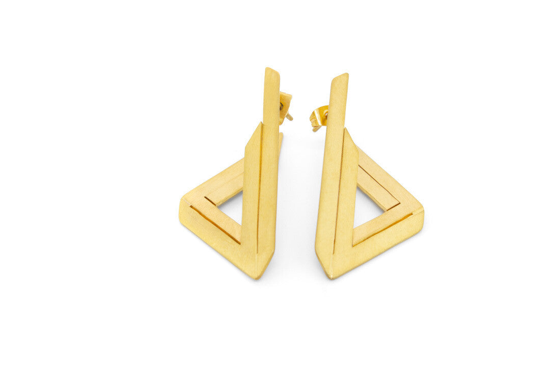 Boucles d’oreilles Le Triangle Impossible en laiton doré à l'or fin, design géométrique, création artisanale Niléa.