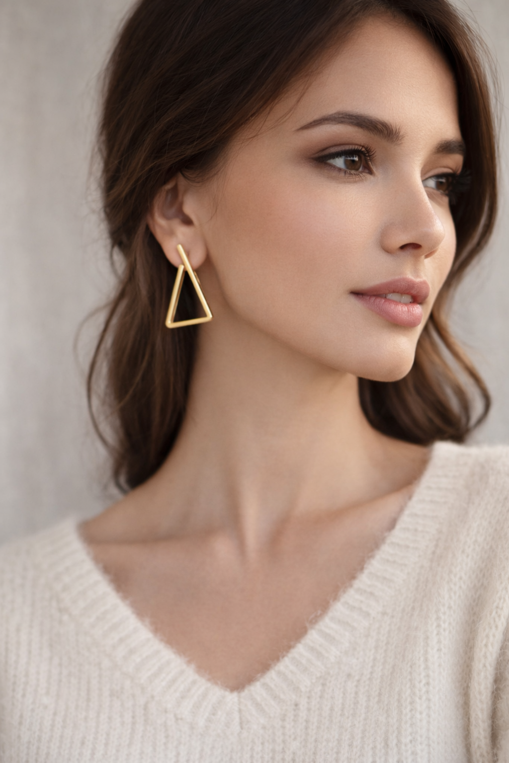 Boucles d'oreilles les Hoops portés en triangle fermée
