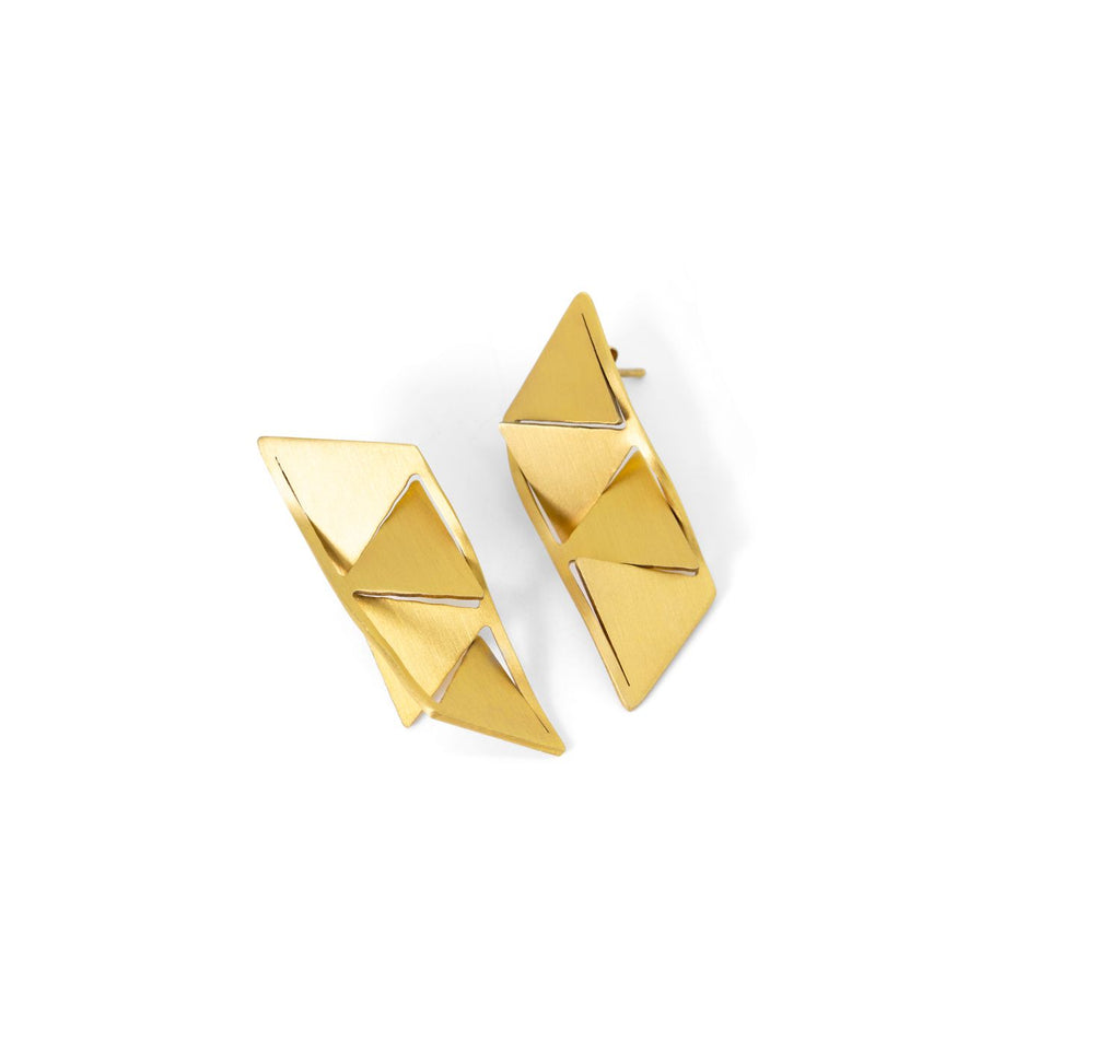 Boucles d’oreilles Triangulate 4 triangles changeables en laiton doré à l'or fin – design géométrique artisanal.