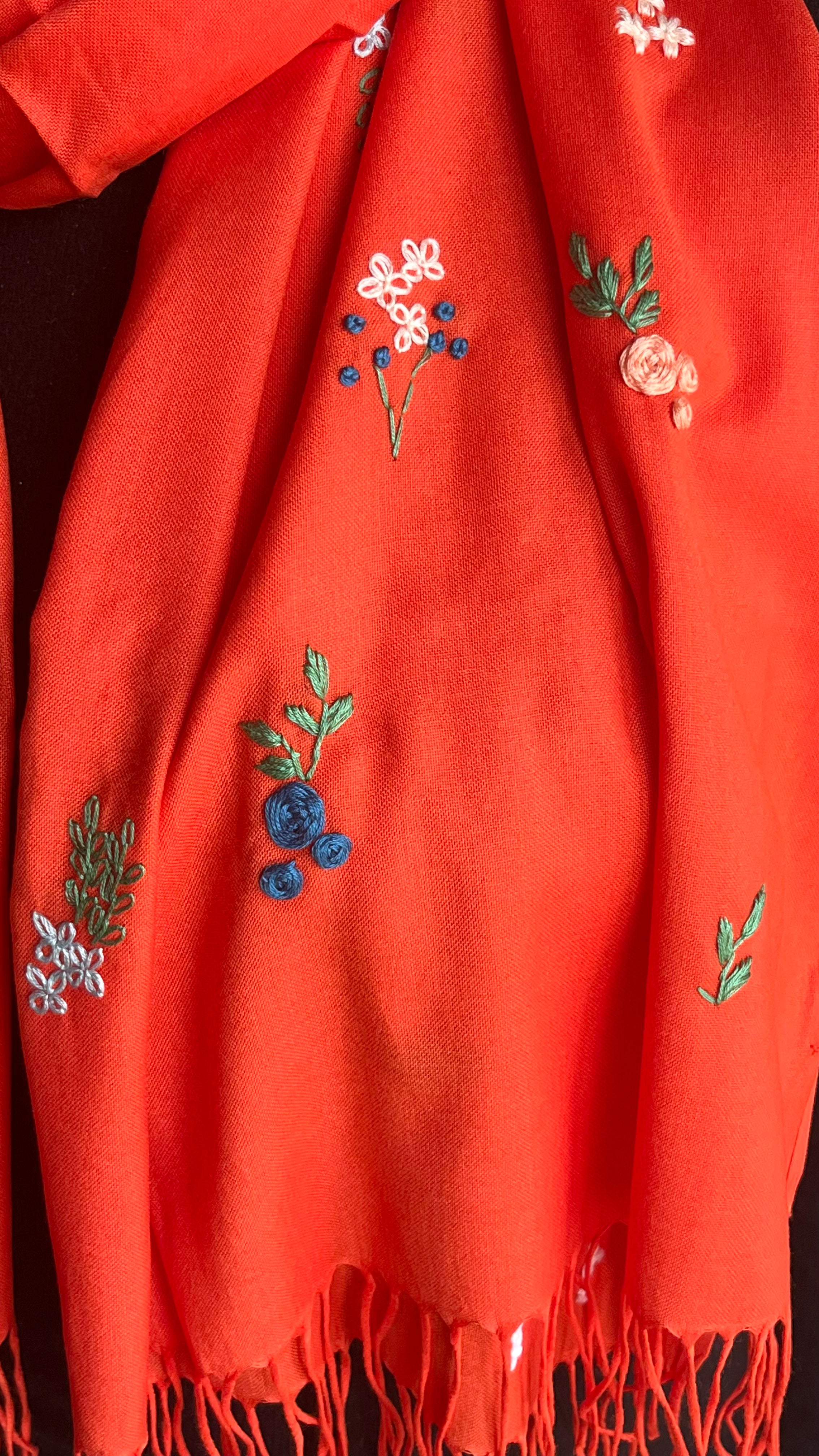 Gros plan sur la broderie artisanale de l’écharpe nour orange Niléa