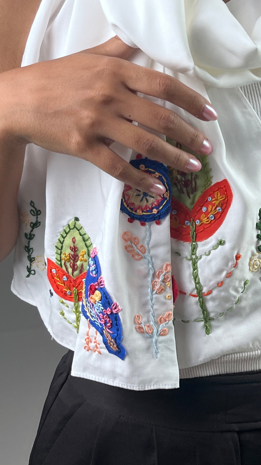 Le foulard Nada brodé porté avec gros plan sur le détail de la broderie 
