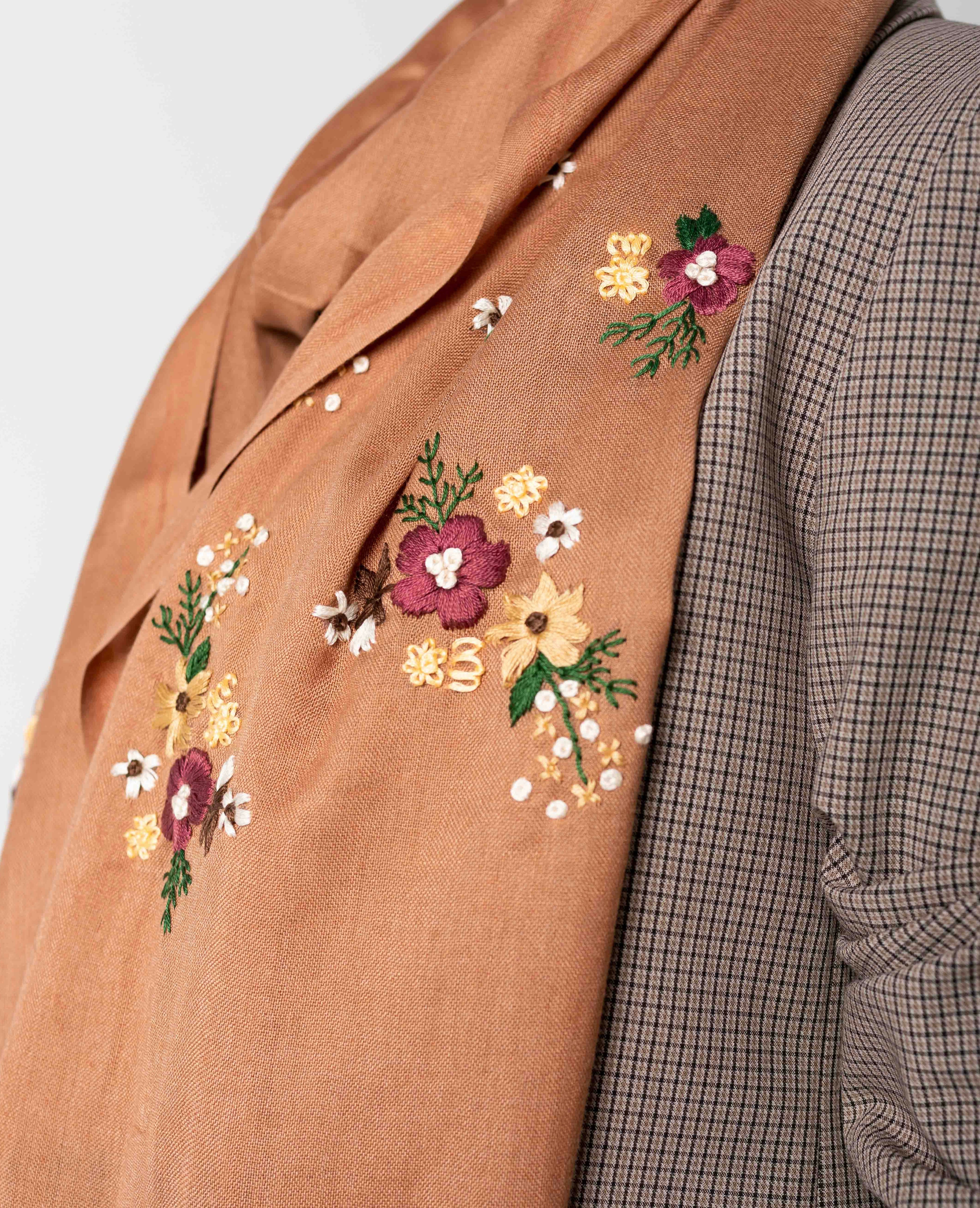 Détails de la broderie sur l'écharpe Salma Camel brodée main.