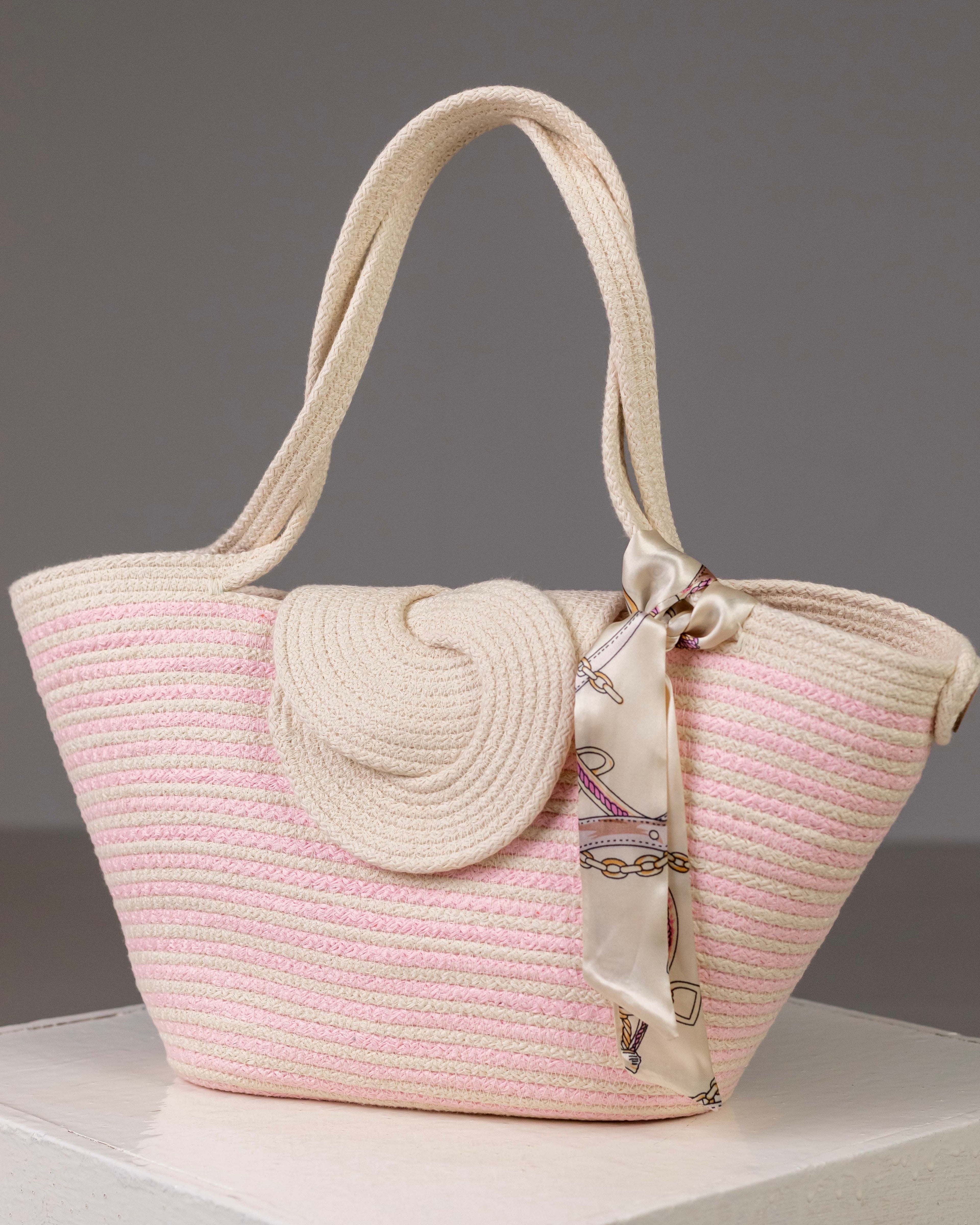 Sac cabas Héliopolis blanc et rose de Maison Niléa, tressé à la main, présenté de face avec son grand rabat en spirale et son foulard satiné amovible noué à l'anse.
