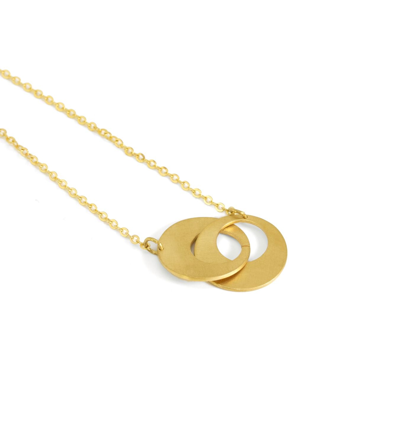 Collier Duo Cercles petit modèle en laiton doré à l'or fin– deux anneaux entrelacés, bijou artisanal Maison Niléa.