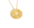 Collier Liquify Orbits en laiton avec cercle central interchangeable, bijou modulable au design graphique.