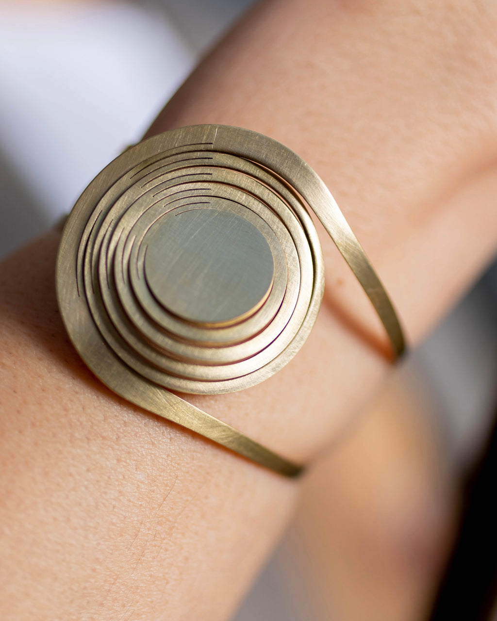 Détail du cercle interchangeable du bracelet Liquify Orbit en laiton brut – création artisanale Niléa.