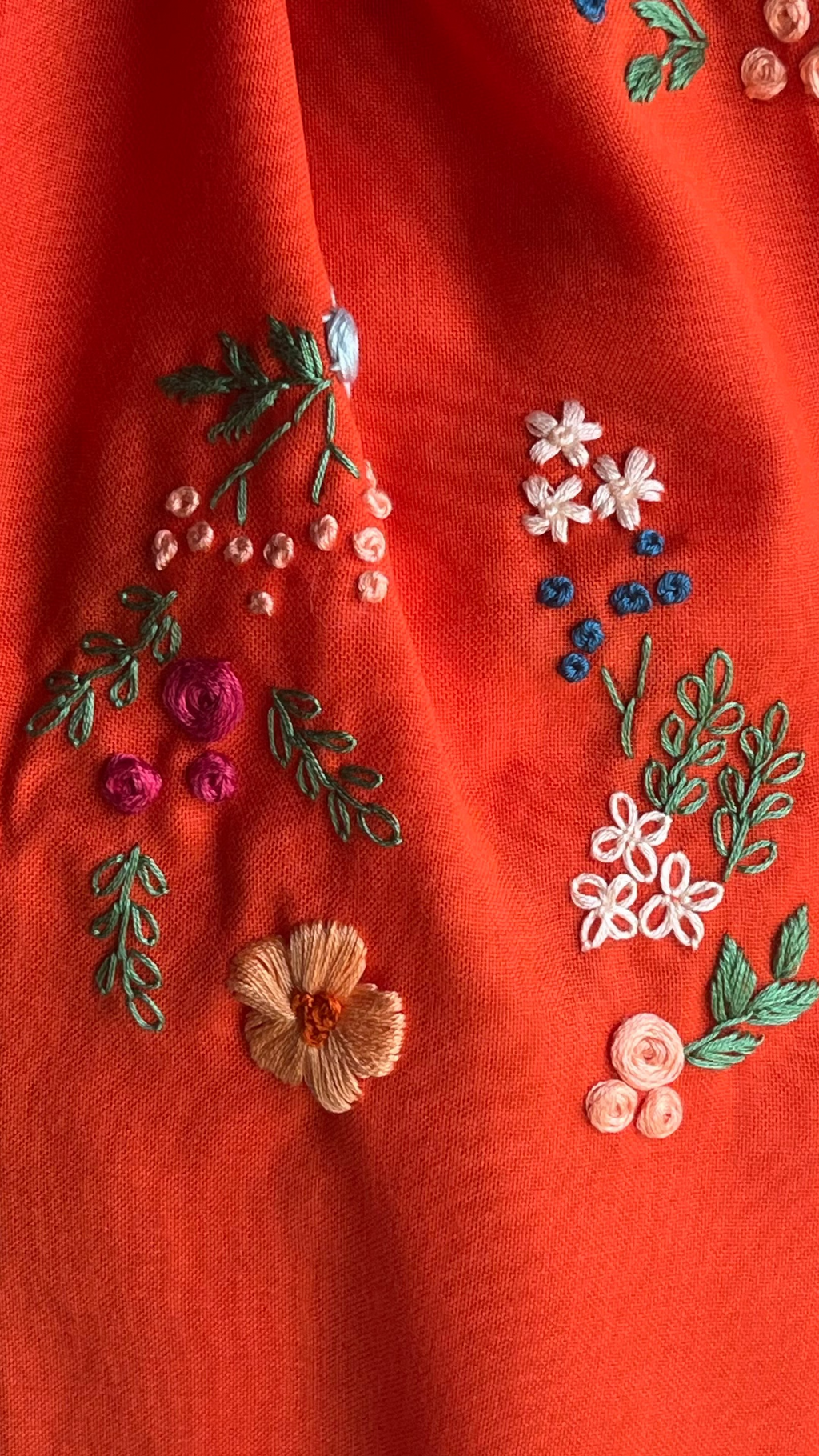 Détails de broderie artisanale sur écharpe nour orange