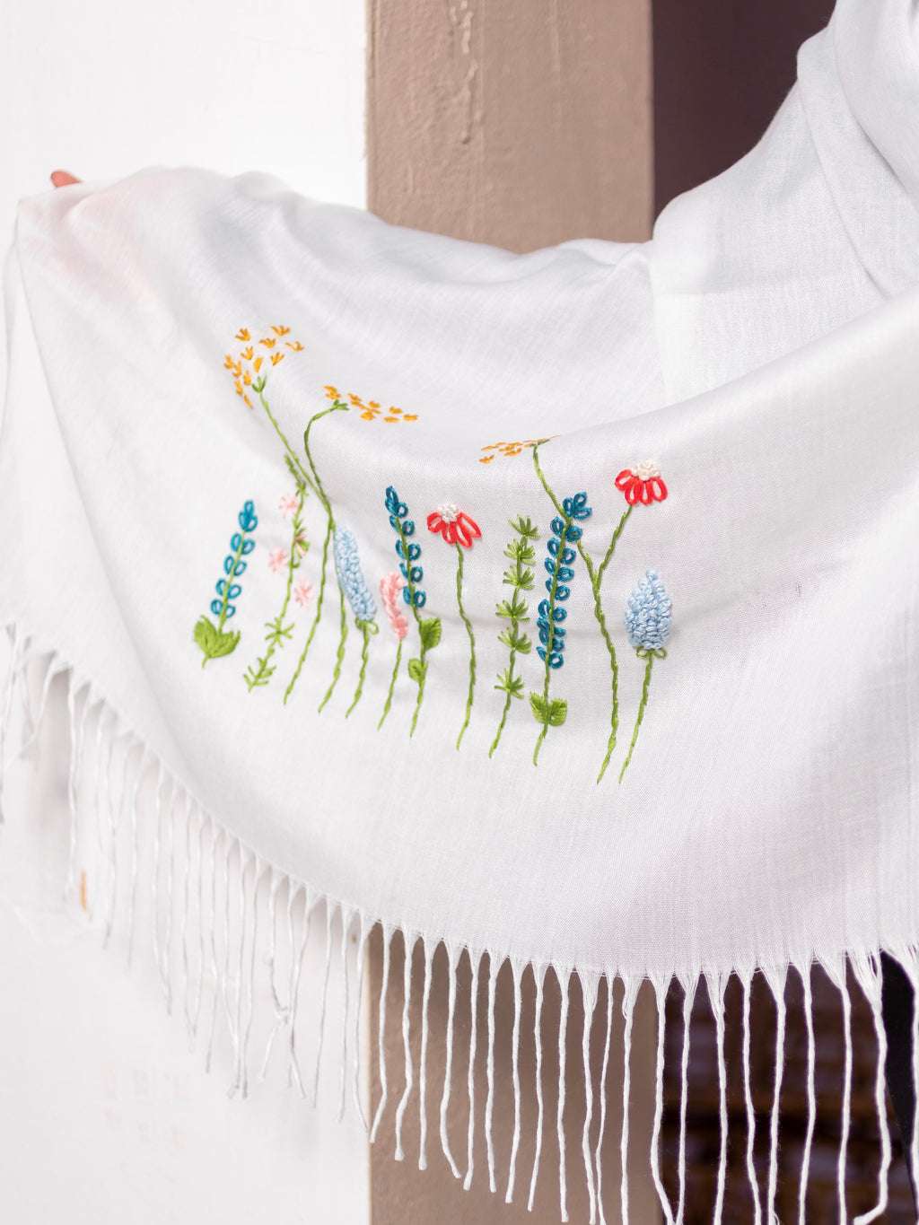 Détails broderie écharpe Perla écrue fait main Niléa