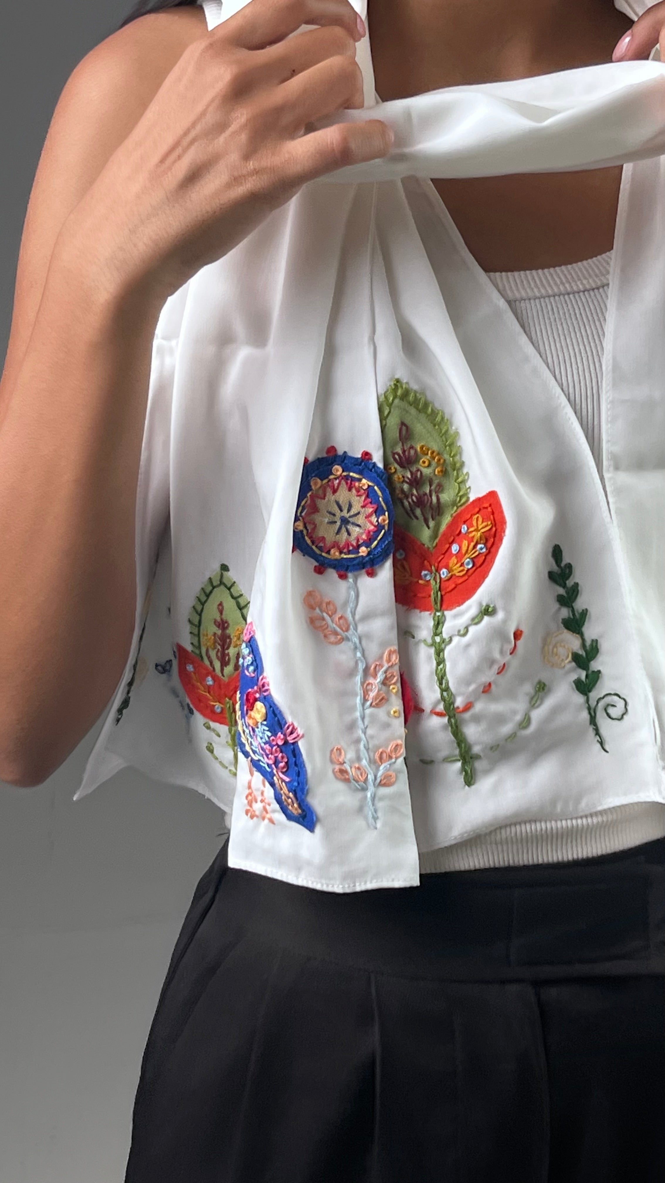 Foulard nada brodé porté en montrant les détails de la broderie 