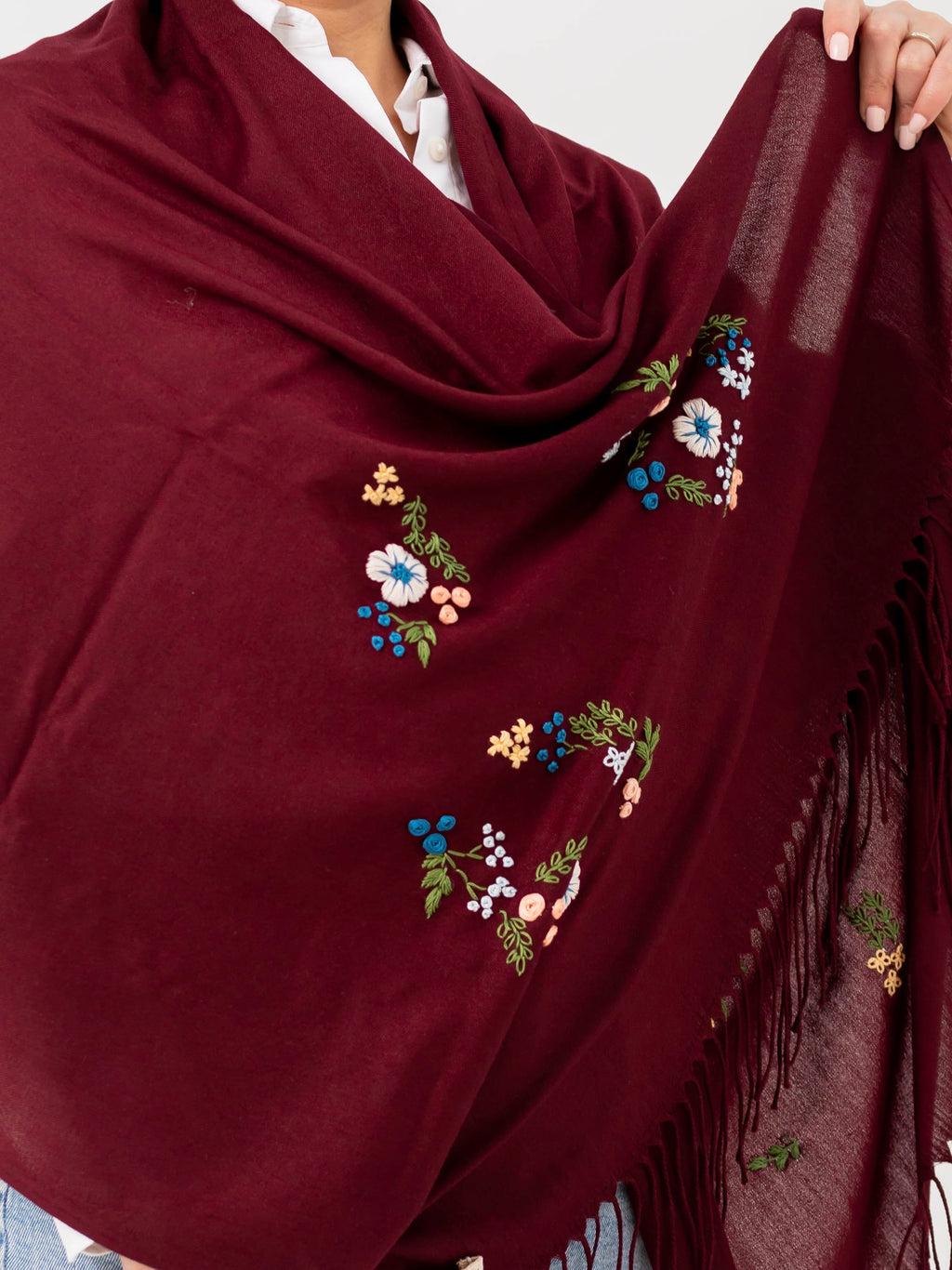 Gros plan sur l’écharpe Aïda brodée main Niléa 