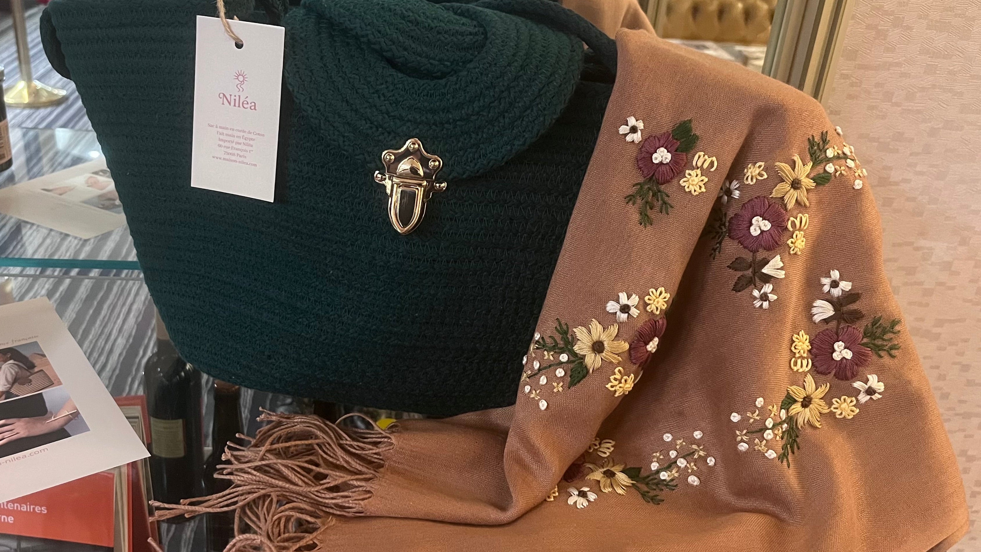 L’écharpe Salma Camel et le sac oasis vert profond nilea en vitrine à l’hôtel du dauphin 