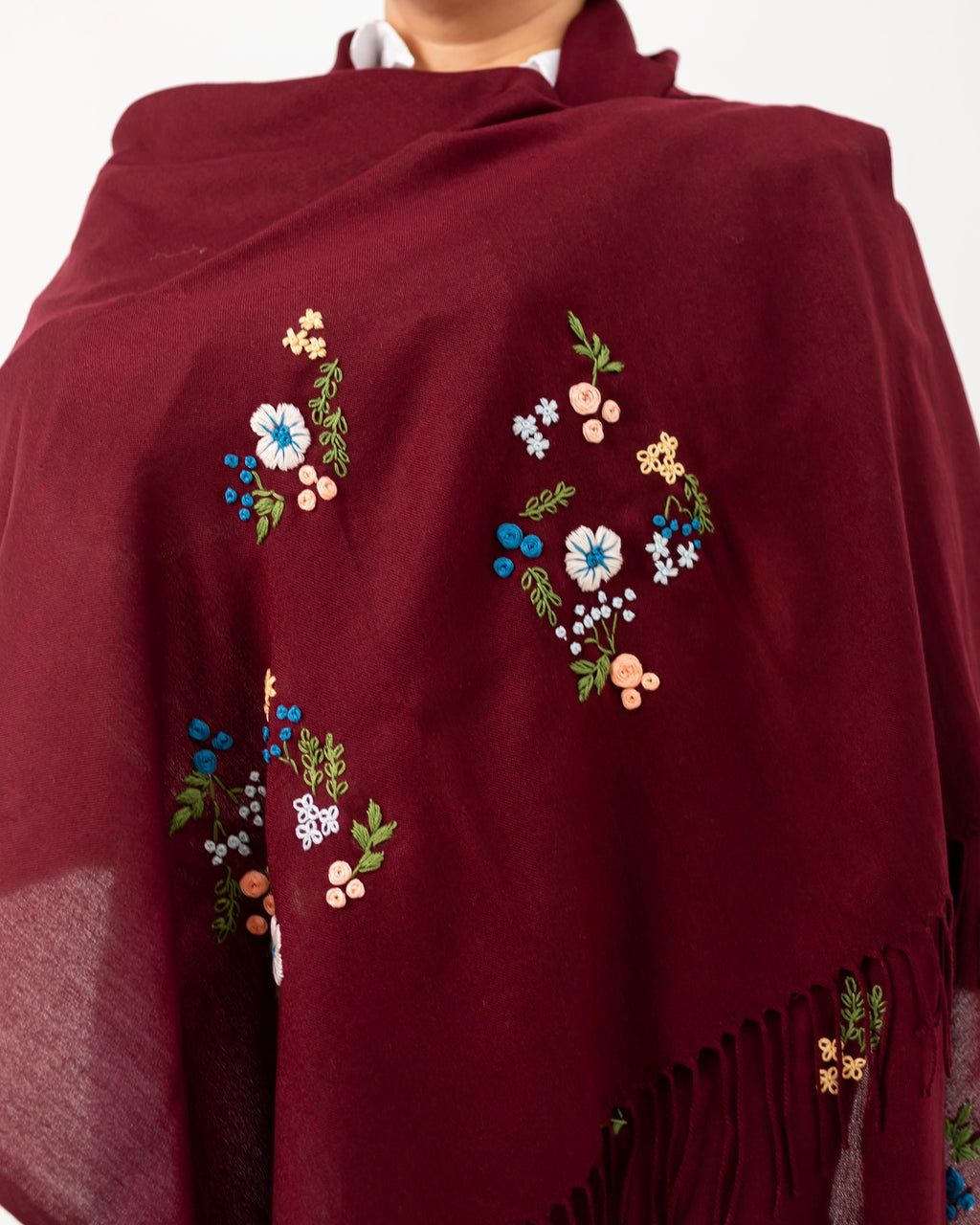 Écharpe Aïda bordeaux brodée main portée.