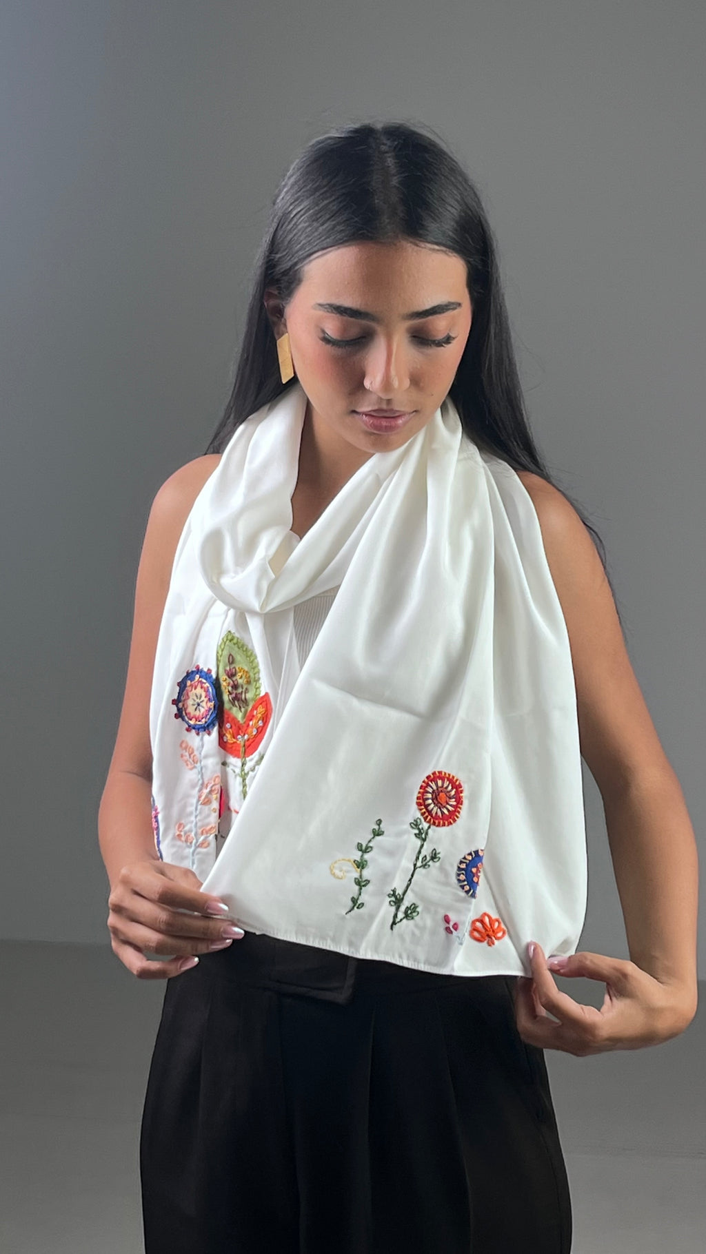 Foulard Nada brodé à la main porté