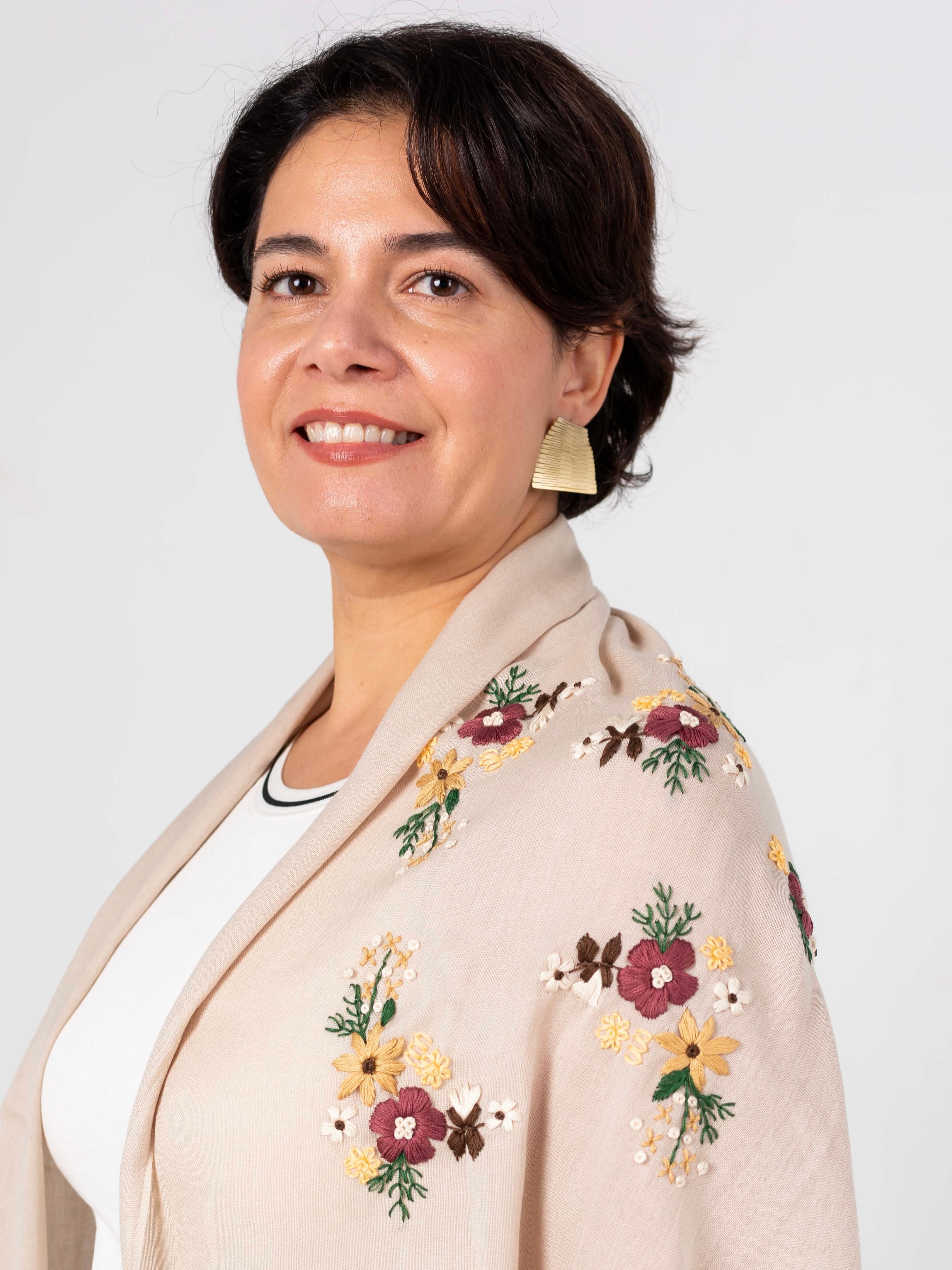 Écharpe Lana beige et boucles d’oreilles Liquify carré portés par la fondatrice de Niléa