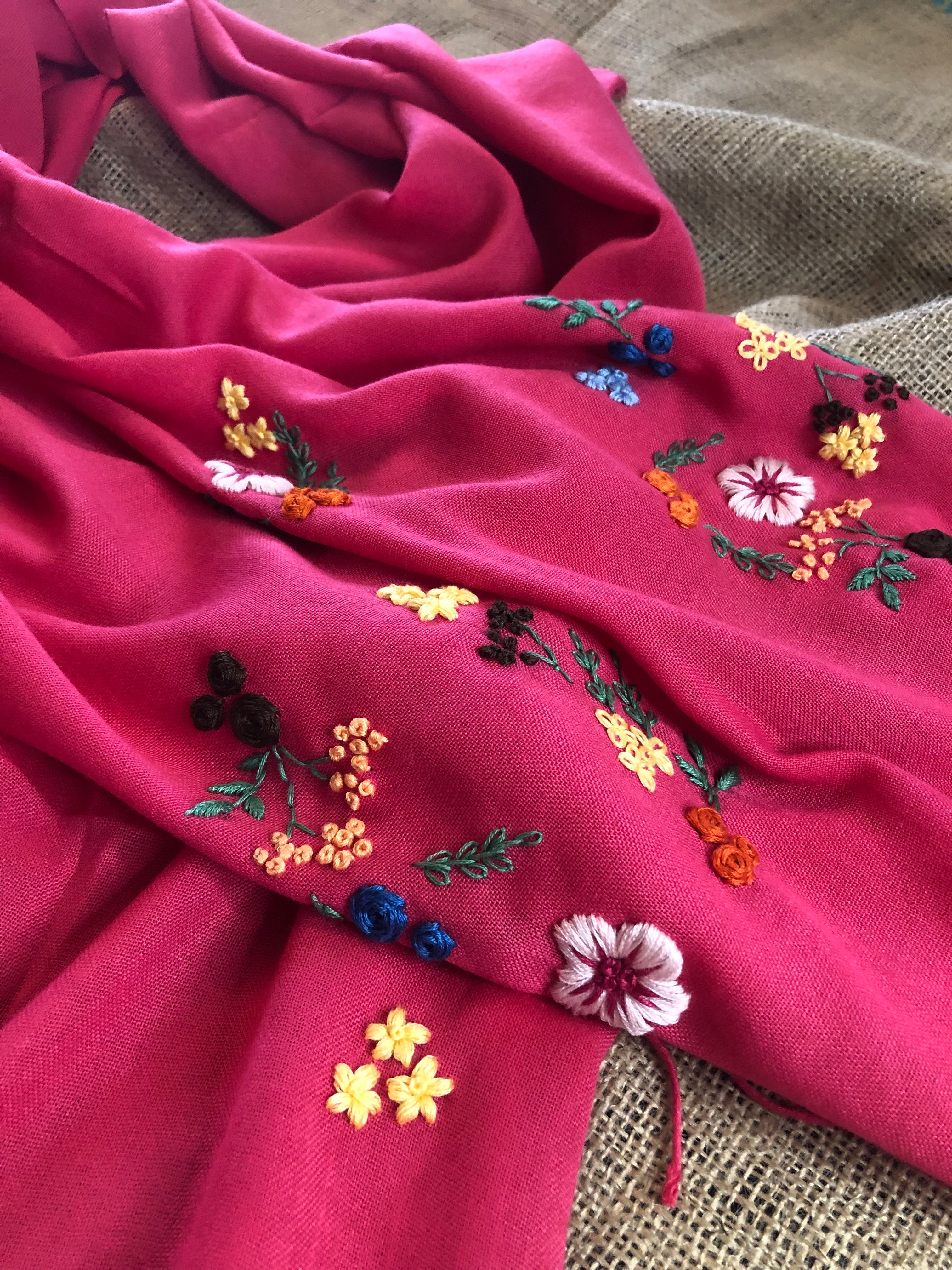 Détail broderie écharpe zahra fuchsia, broderie main. 