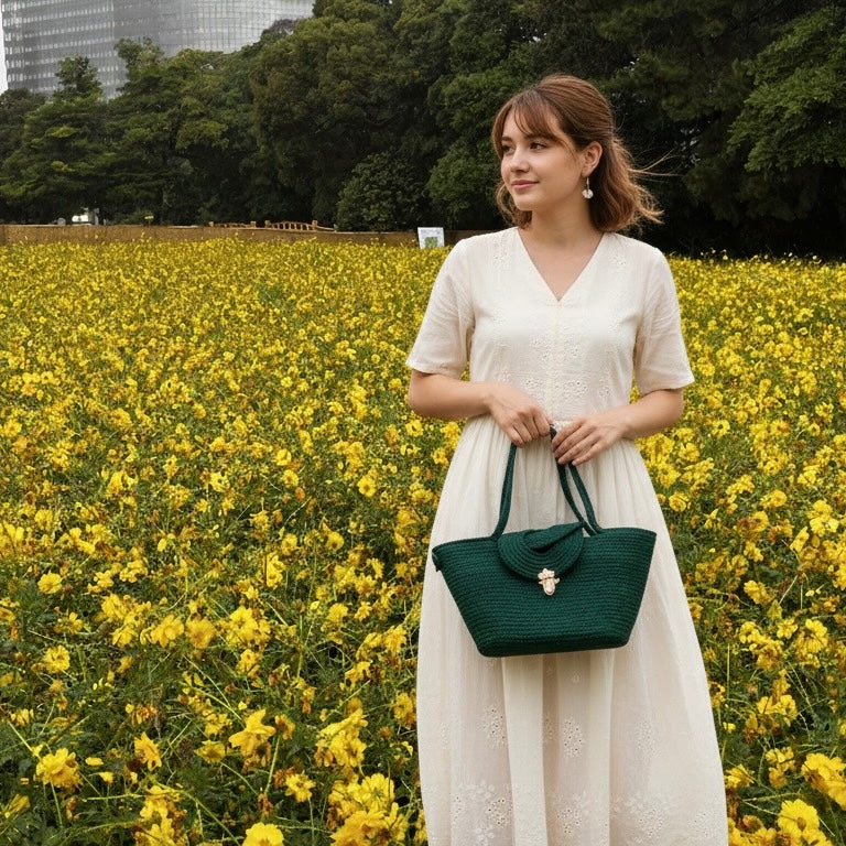 Sac cabas Oasis vert profond porté à l’épaule, sac artisanal Niléa au style bohème chic.