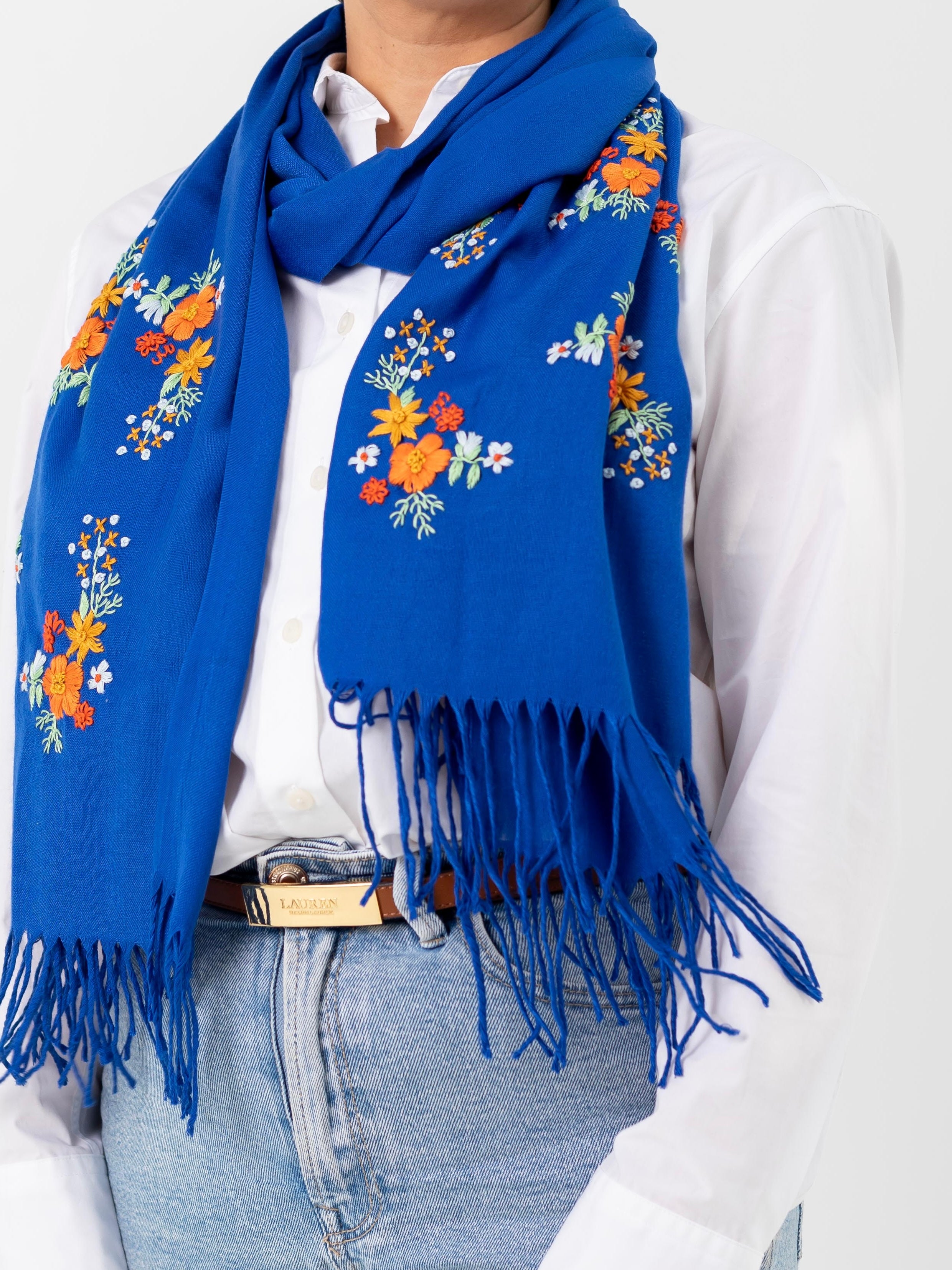 Écharpe Samar brodée sur 2 côtés portée