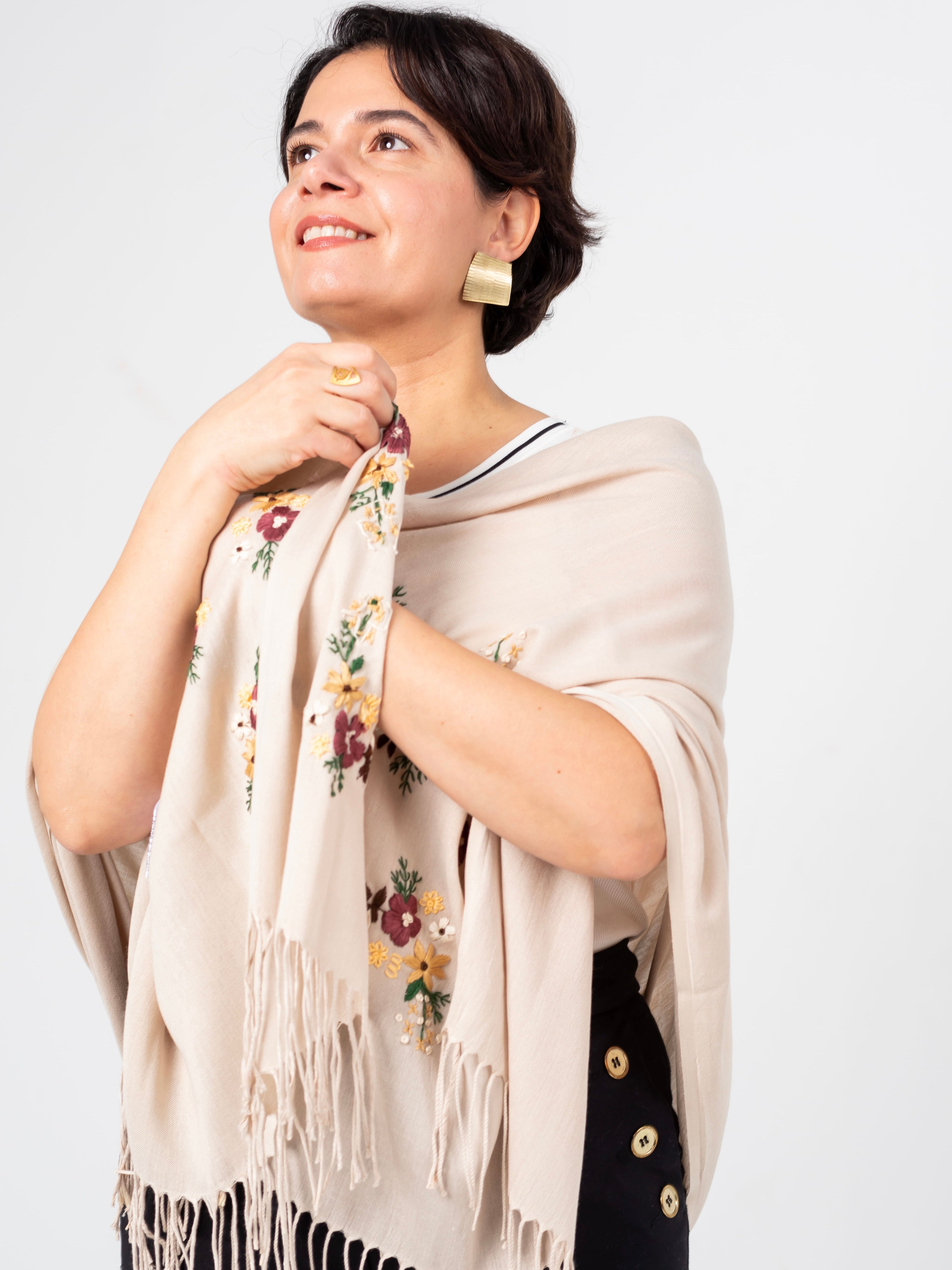 Écharpe Lana Beige brodée sur le 2 côtés portée