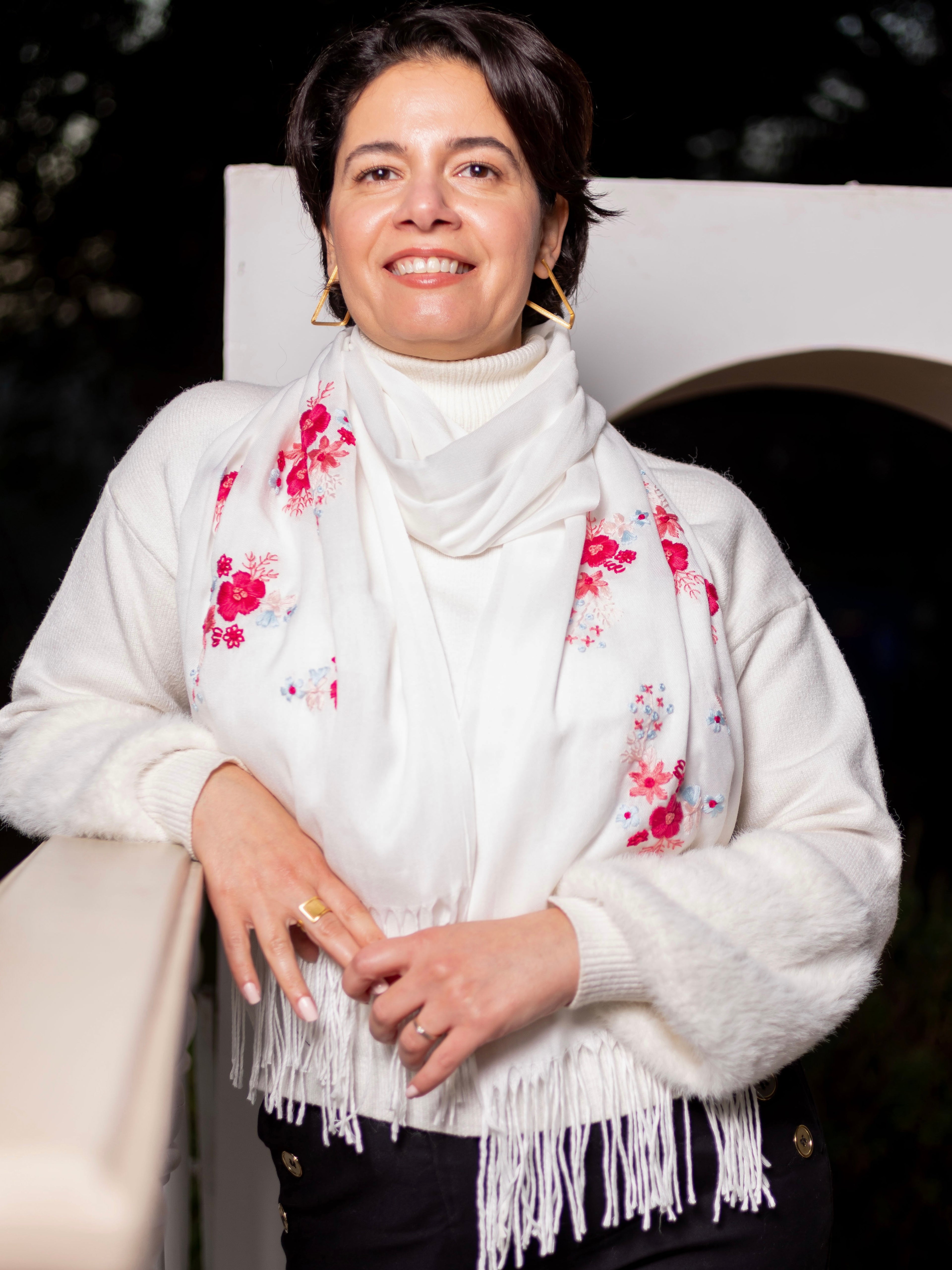 Écharpe Dalia brodée sur les 2 côtés portée