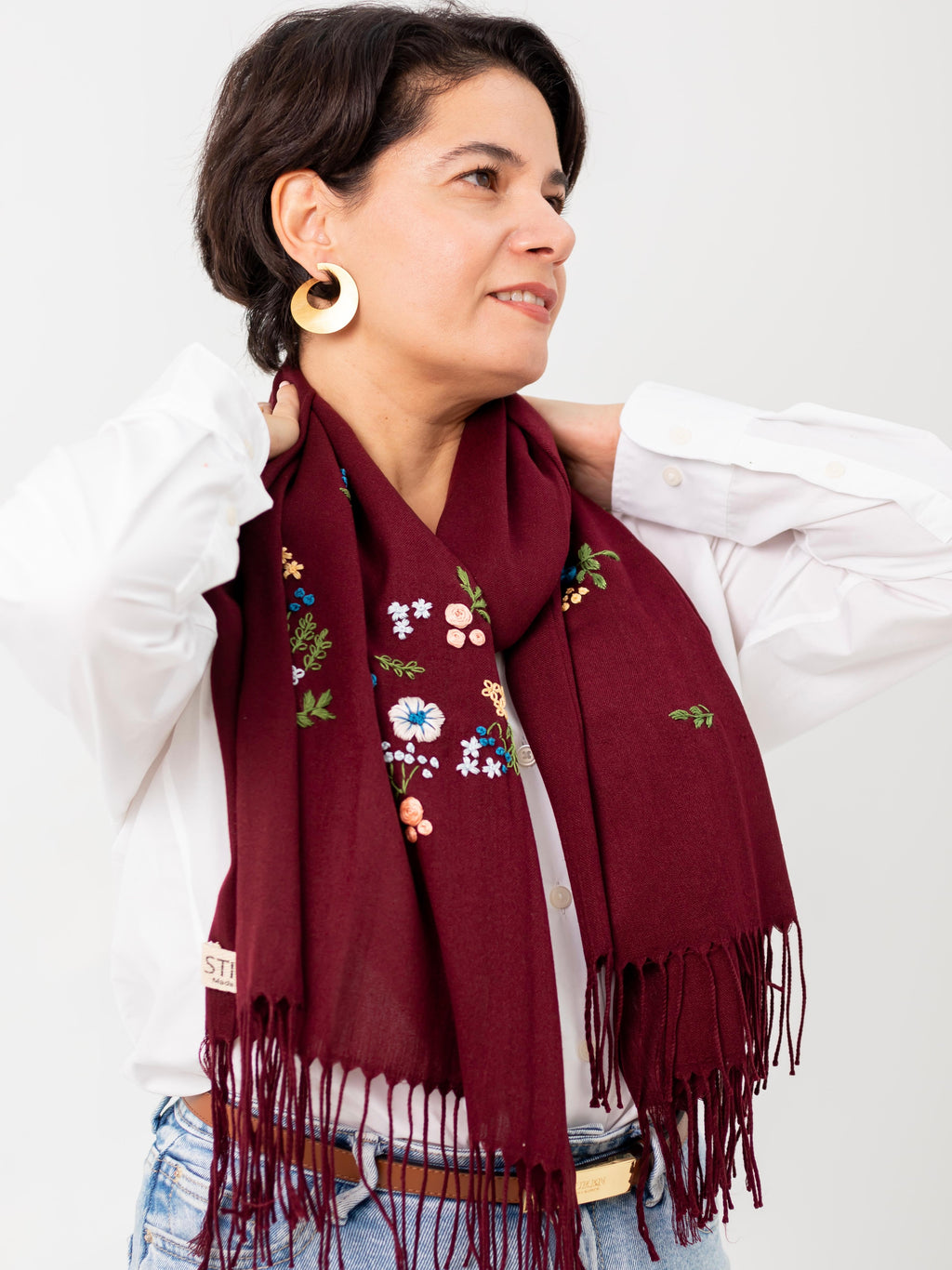 Écharpe Aïda bordeaux portée, accessoire artisanal élégant aux motifs floraux faits main.