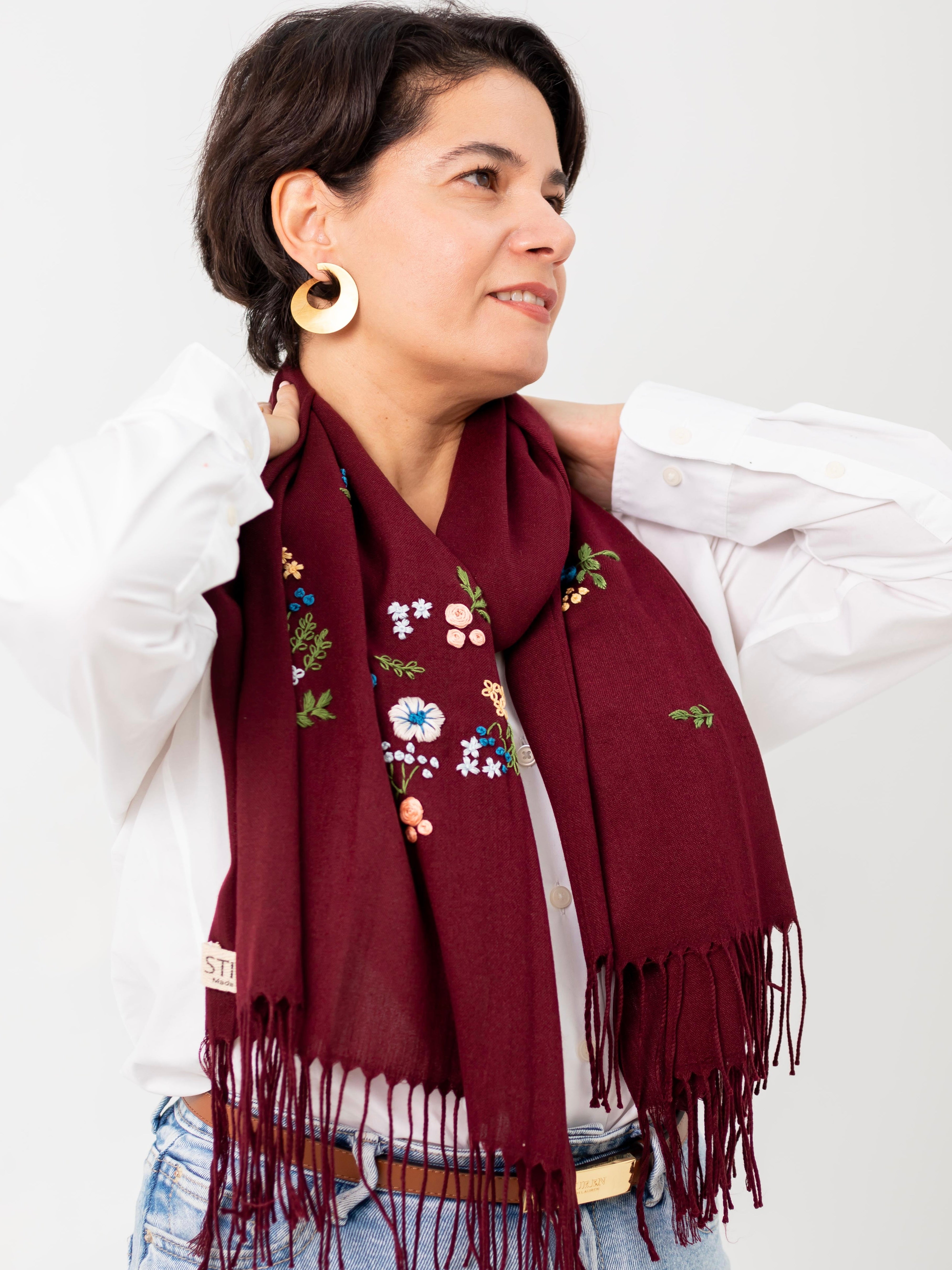 Écharpe Aïda bordeaux portée, accessoire artisanal élégant aux motifs floraux faits main.
