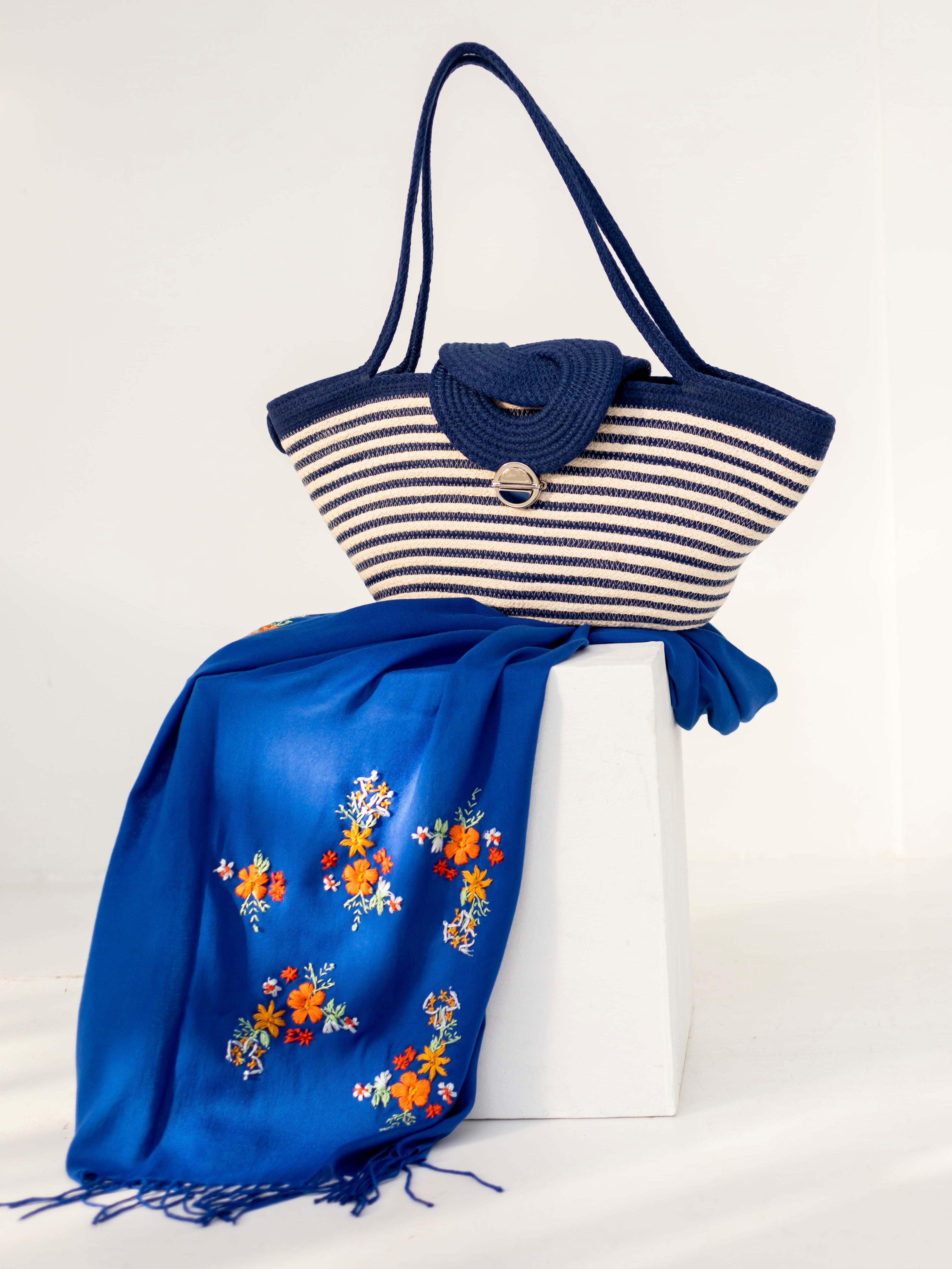 Sac Alexandrie en corde de coton posé sur l'écharpe brodée main Samar.