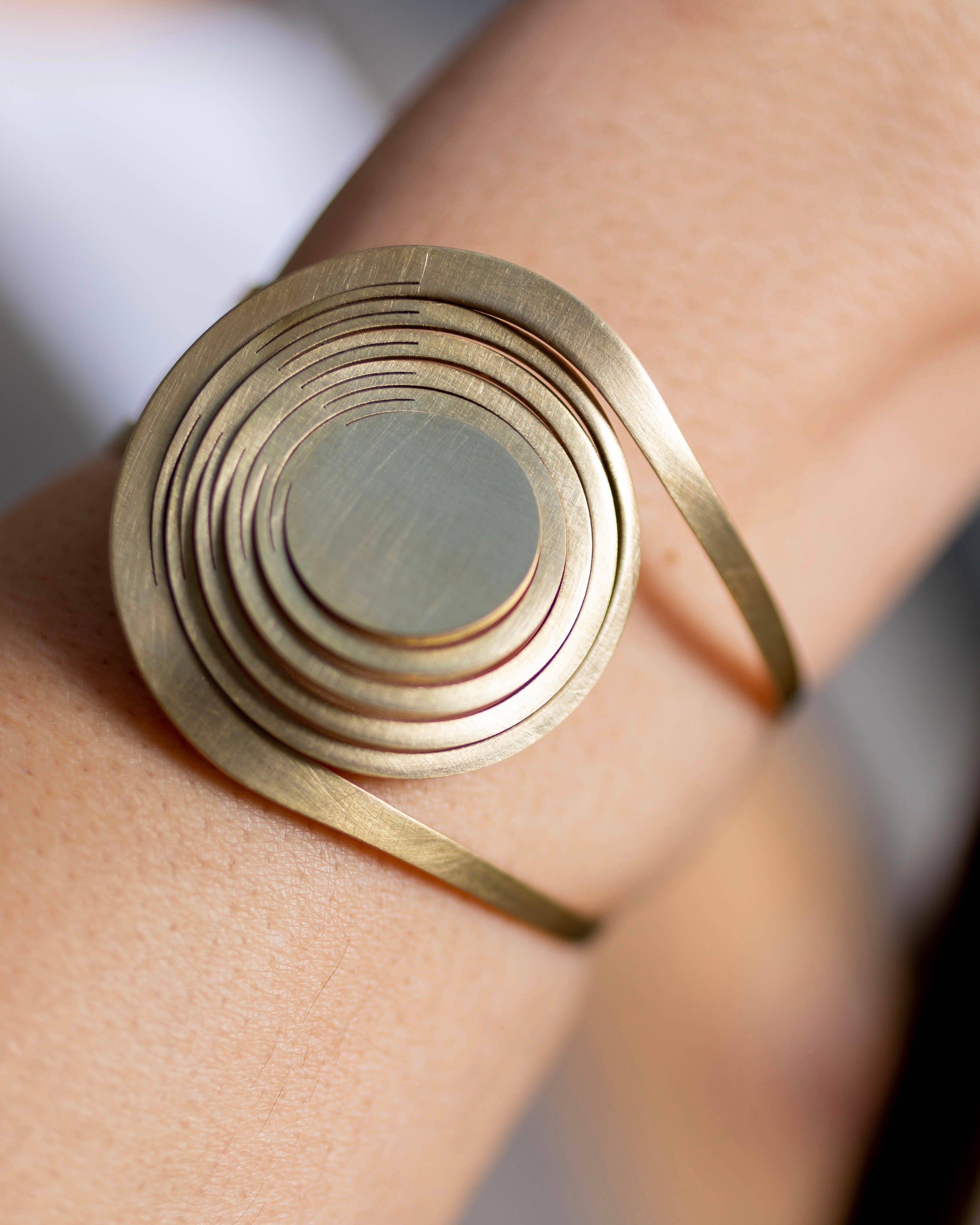 Détail du cercle interchangeable du bracelet Liquify Orbit en laiton brut – création artisanale Niléa.