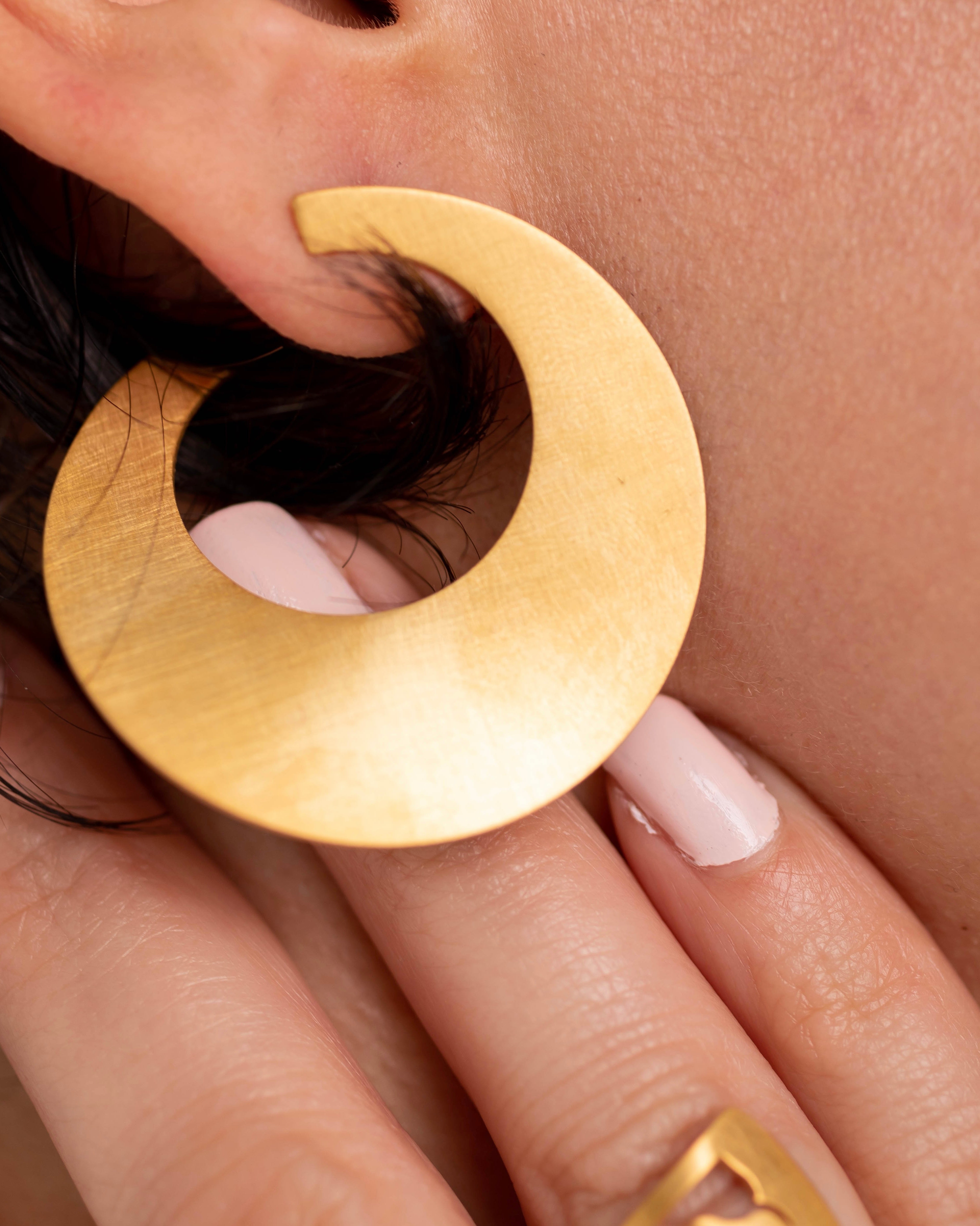 Détail des Boucles Courbe Large portées, anneaux ouverts en laiton.