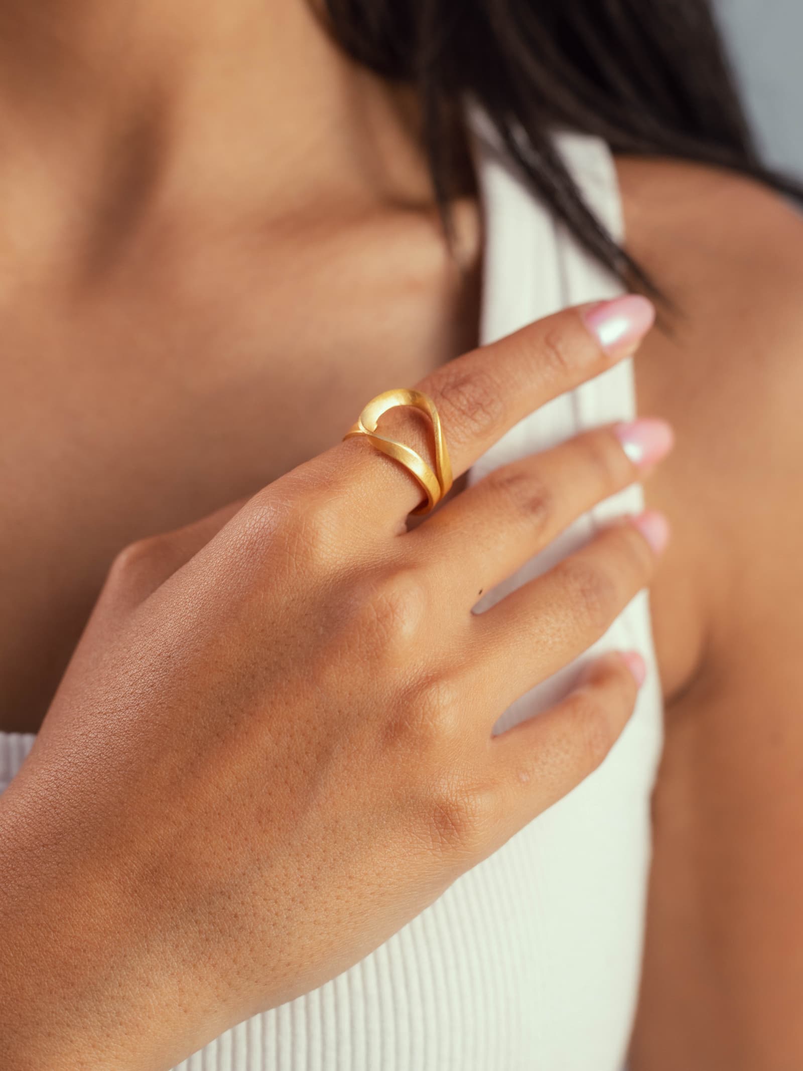 Bague curl Niléa en laiton doré à l'or fin portée