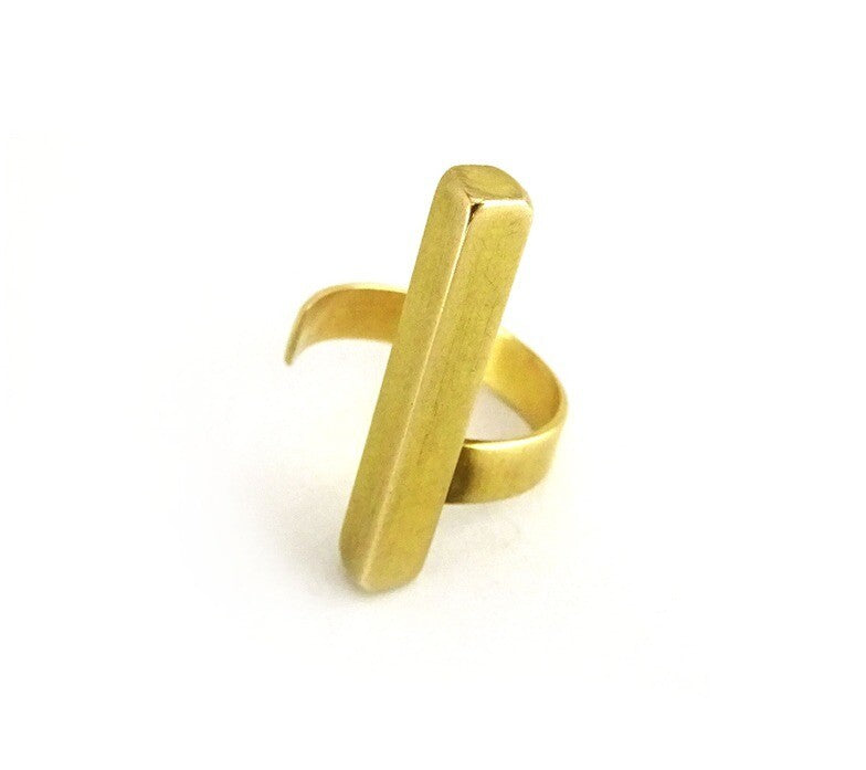 Bague La Ligne en laiton doré à l'or fin– bijou minimaliste Niléa sur fond clair.