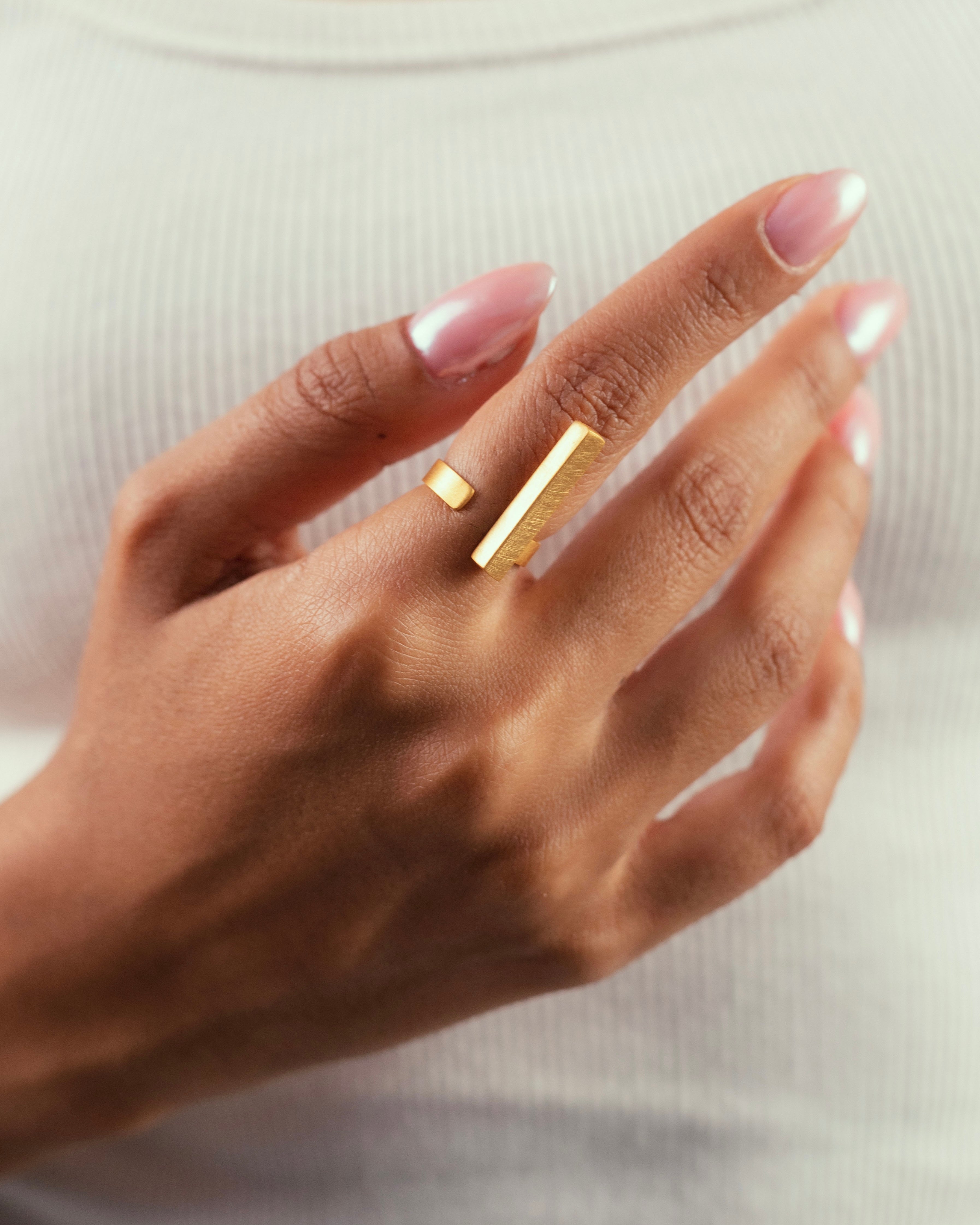 Bague La Ligne Niléa en laiton doré à l'or fin portée