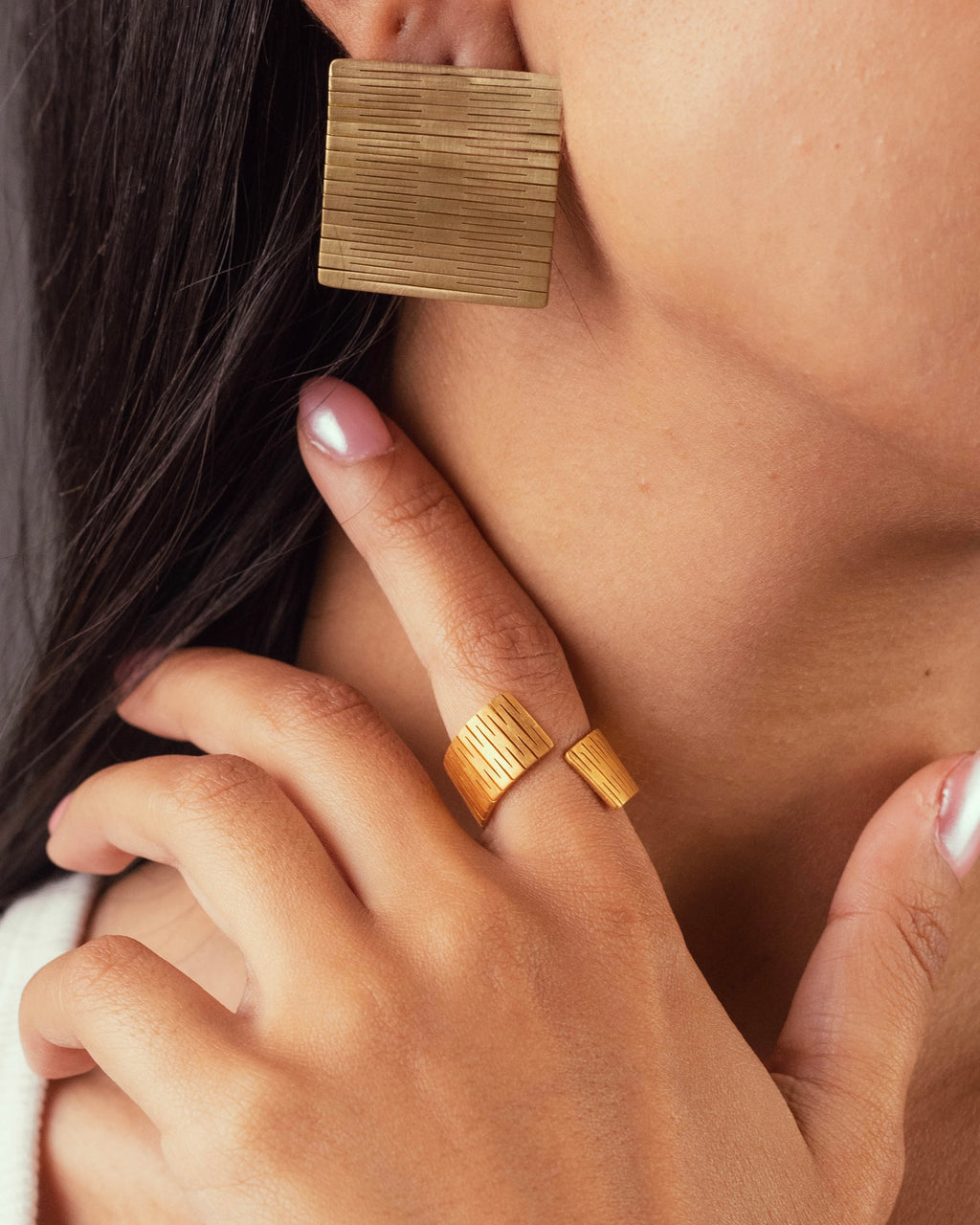 Un mannequin qui porte la bague et les Boucles d'oreilles de la collection Liquify Niléa