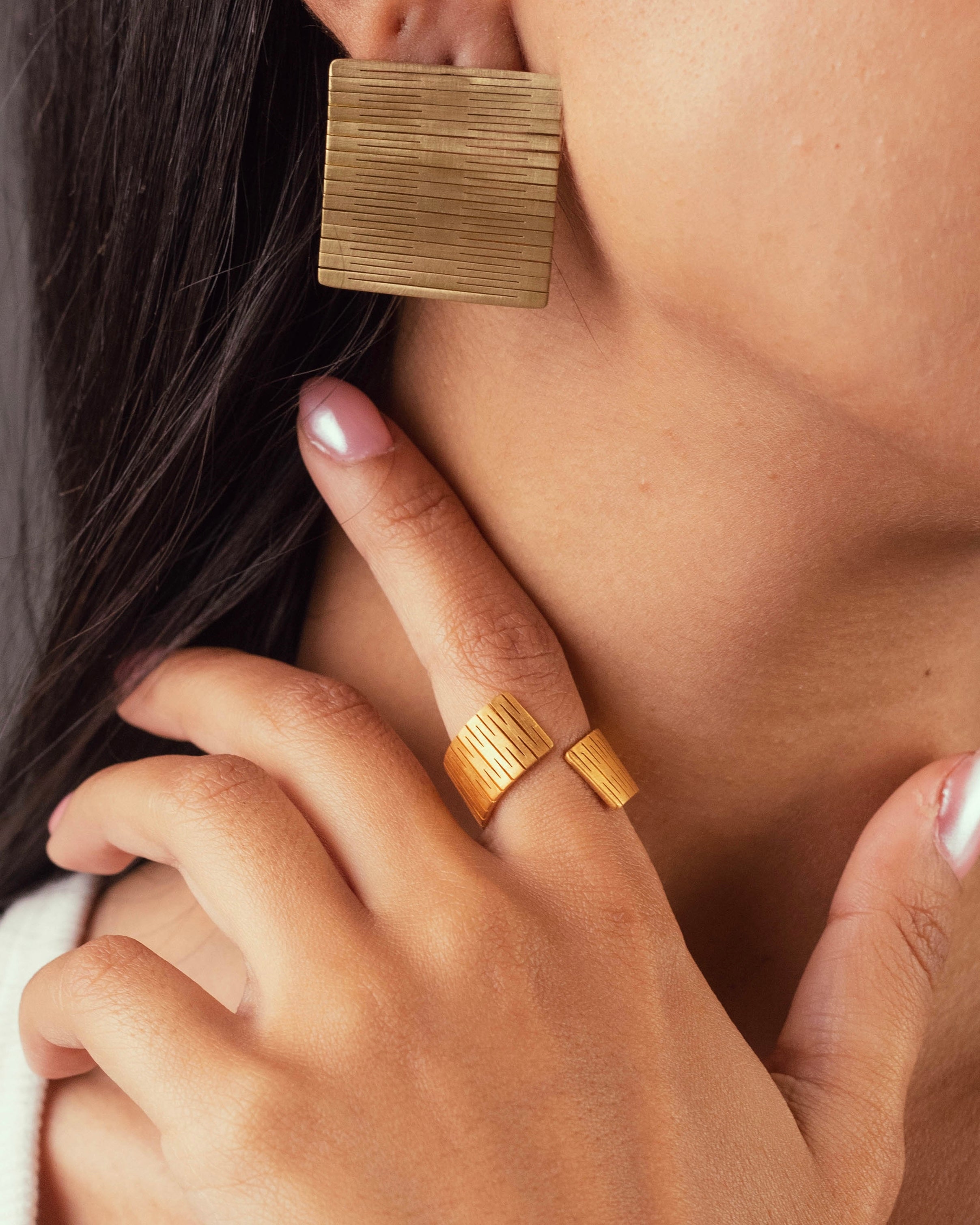 Un mannequin qui porte la bague et les Boucles d'oreilles de la collection Liquify Niléa