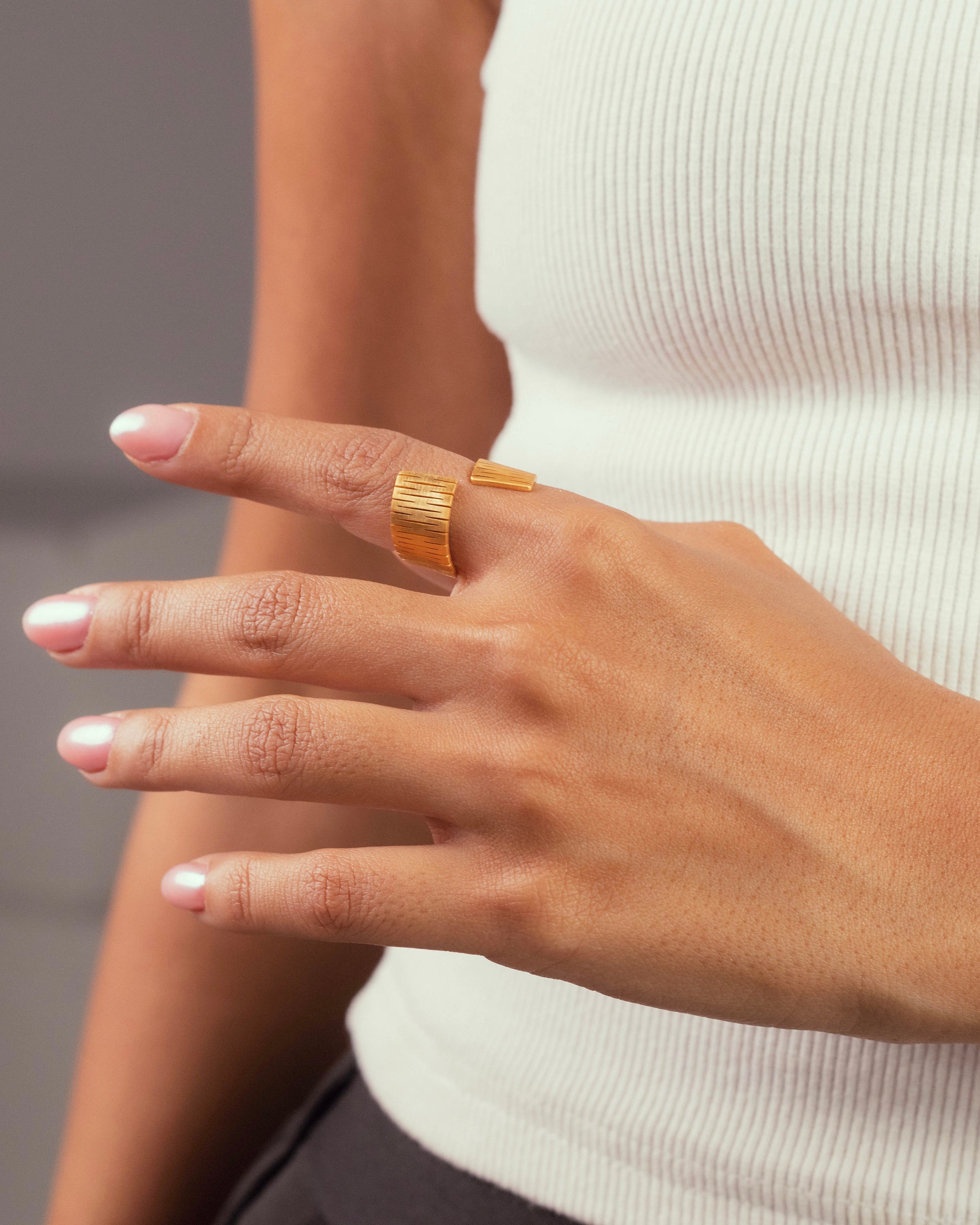 Bague Liquify modulable Niléa en laiton doré à l'or fin portée