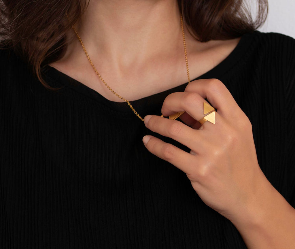Bague pyramide en laiton doré à l'or fin Niléa inspirée des formes des pyramides d’Égypte.