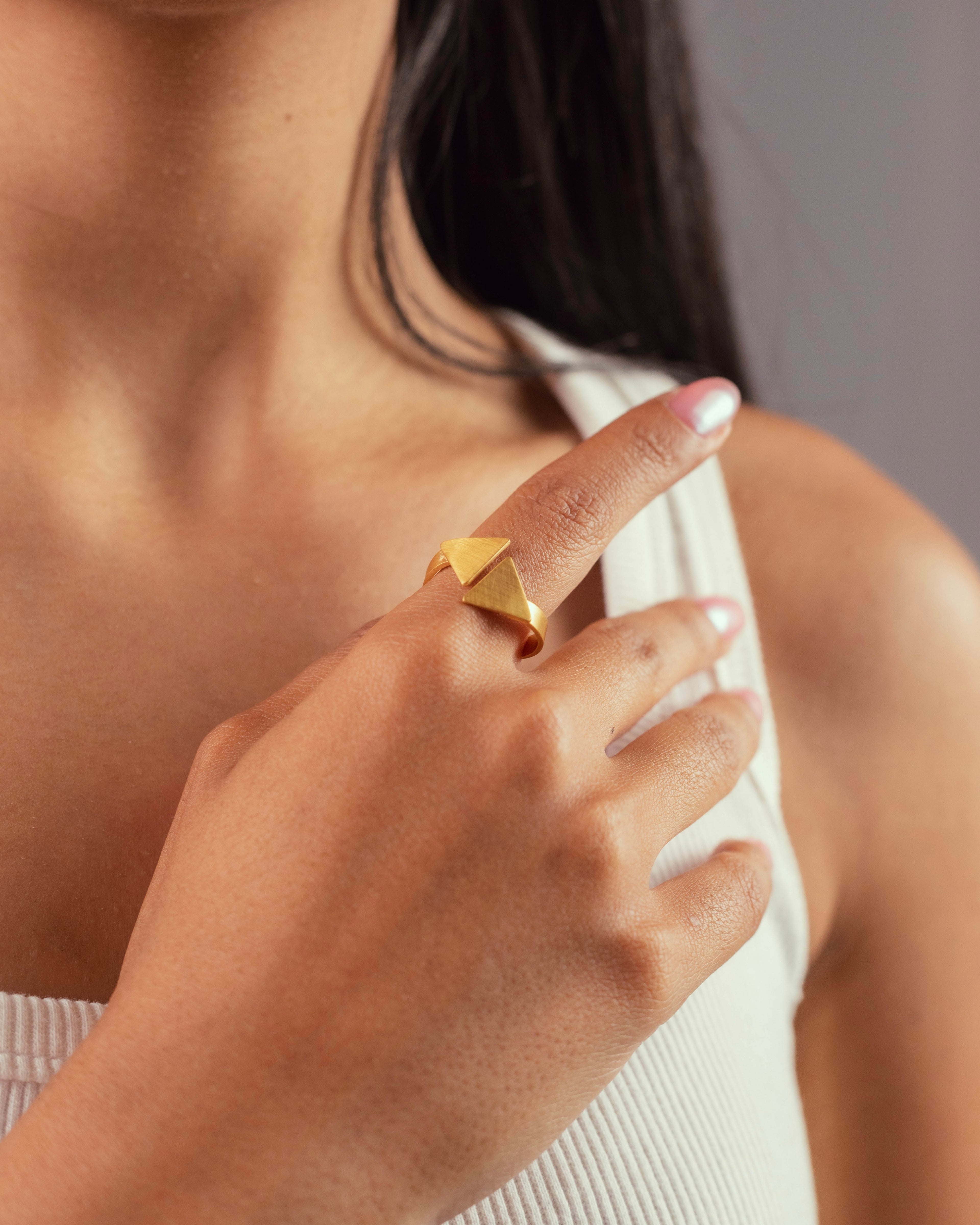 Bague pyramide modulable en 2 triangles portée
